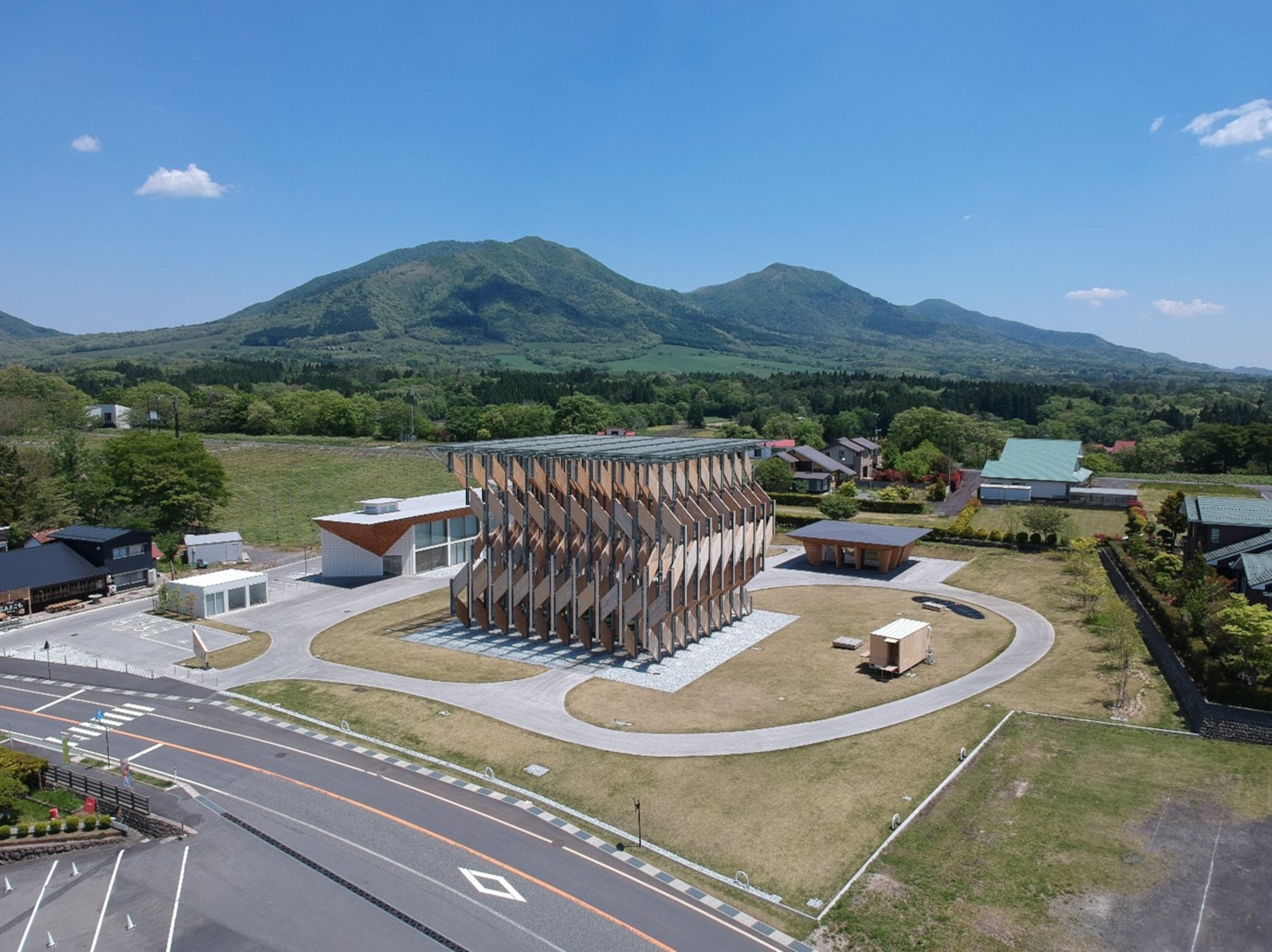 2021年7月にオープンした地域の新たな発信拠点施設「GREENable HIRUZEN（グリーナブルヒルゼン）」。隈研吾が設計監修した