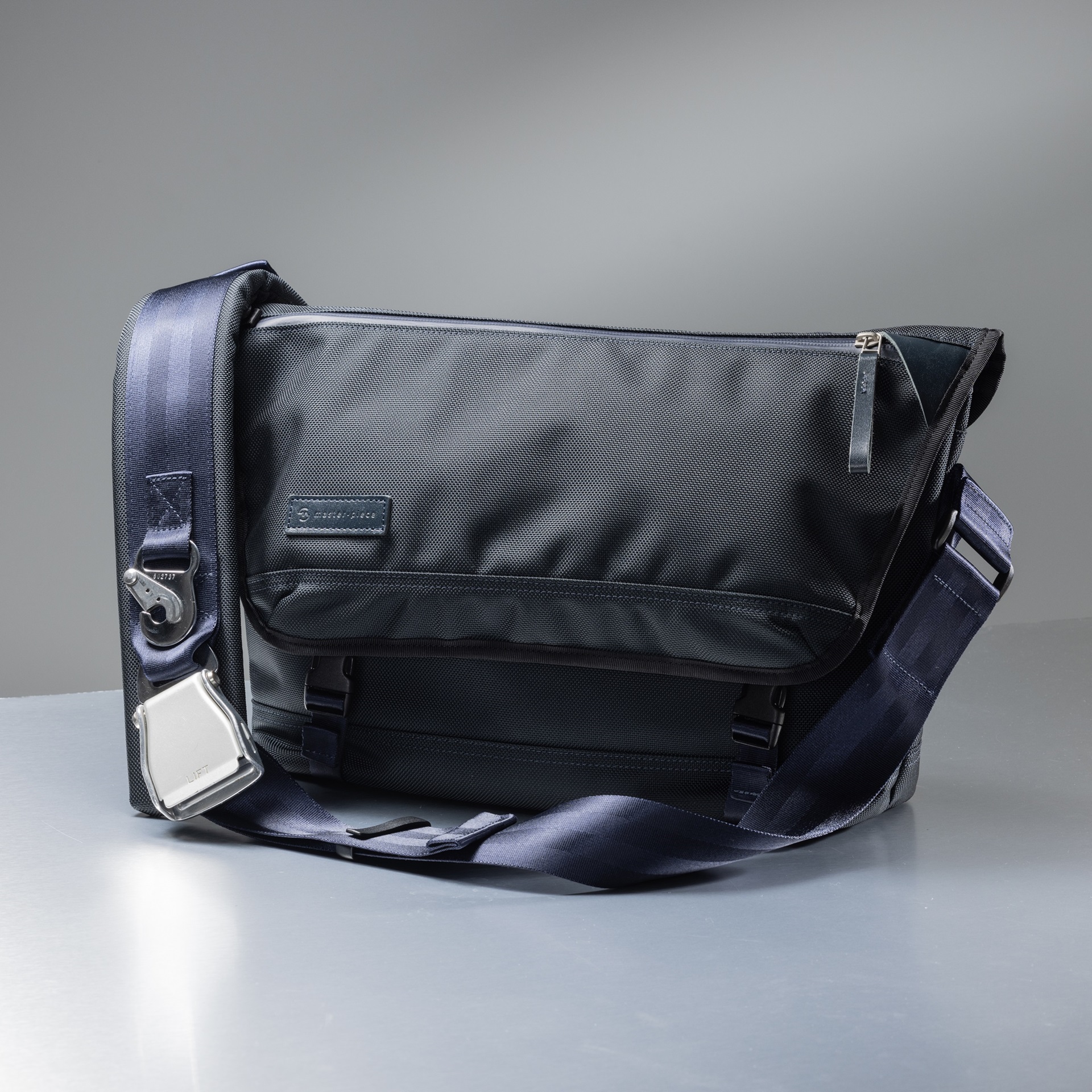 シートベルトバッグ メッセンジャー（3万8500円）