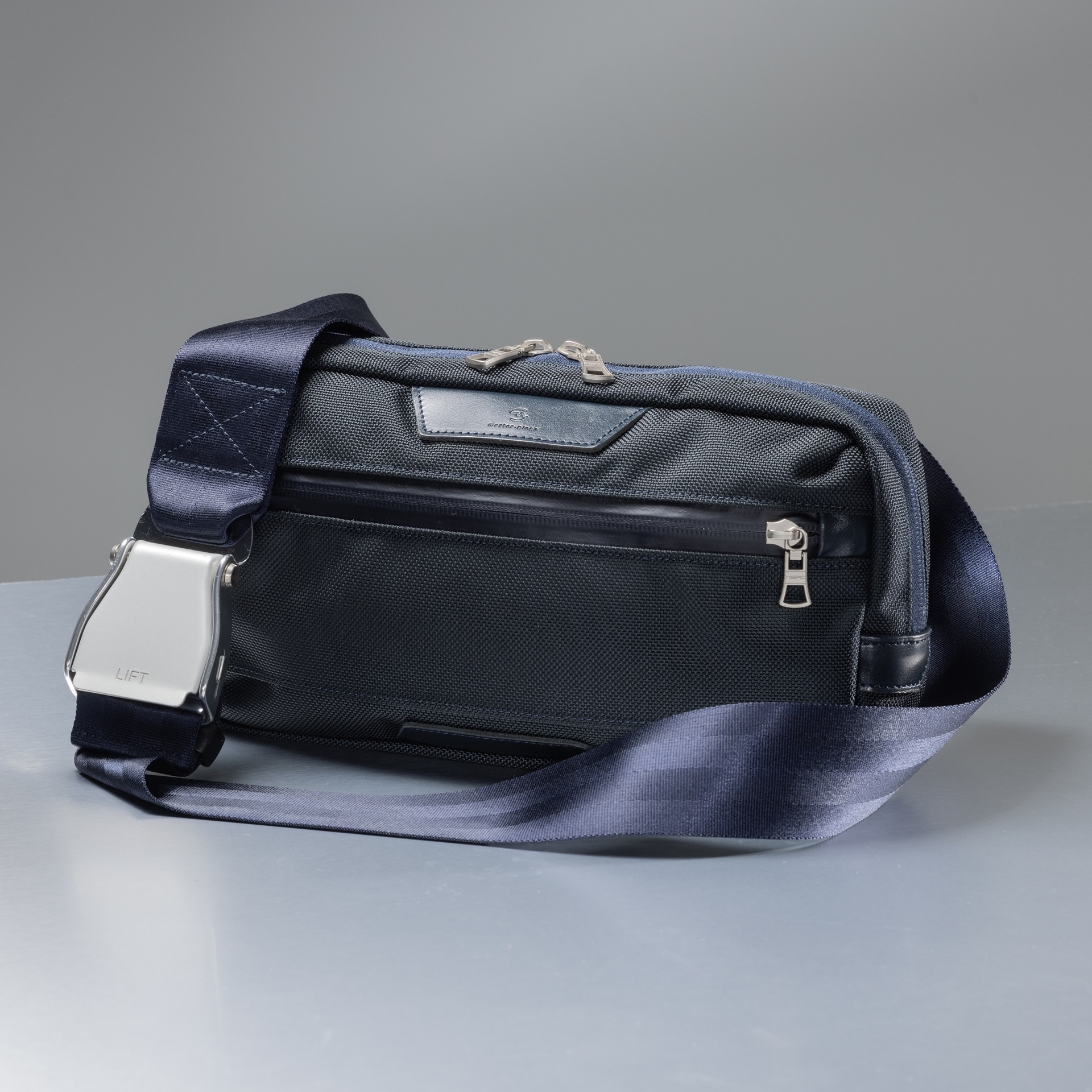 シートベルトバッグ スリング（2万4200円）