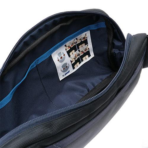 内装にはANA機の安全のしおりイラストプリントを縫い付け