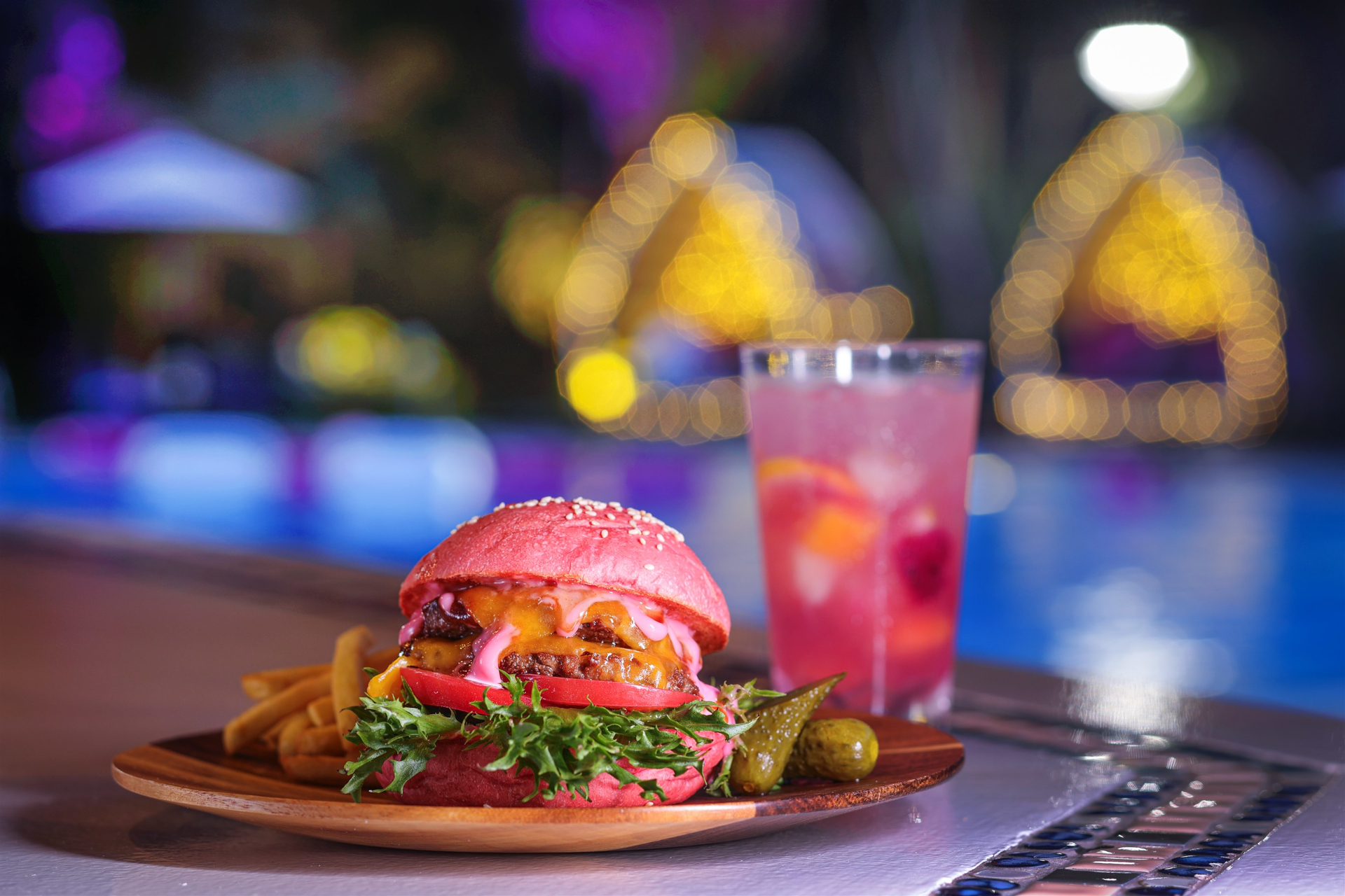 ガーデンレストラン「Shell the Garden」営業中なら好きな時間に味わえるディナー。写真はこの夏1番人気「“ピンク×ピンク”のスマッシュチーズバーガー」（通常3300円）