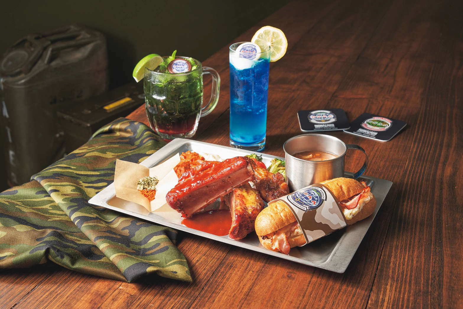 バイオハザードの肉料理プレートやコースター付きスペシャルドリンクなど