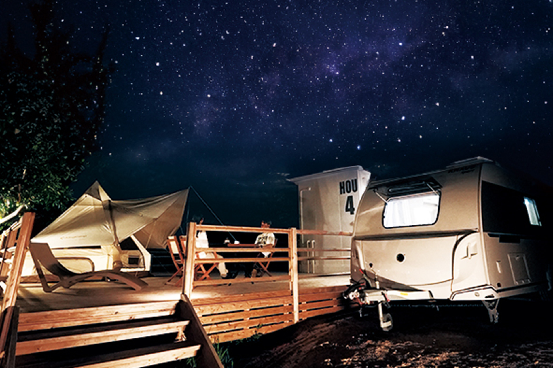 専用シャワールームとワンポールテントがウッドデッキに