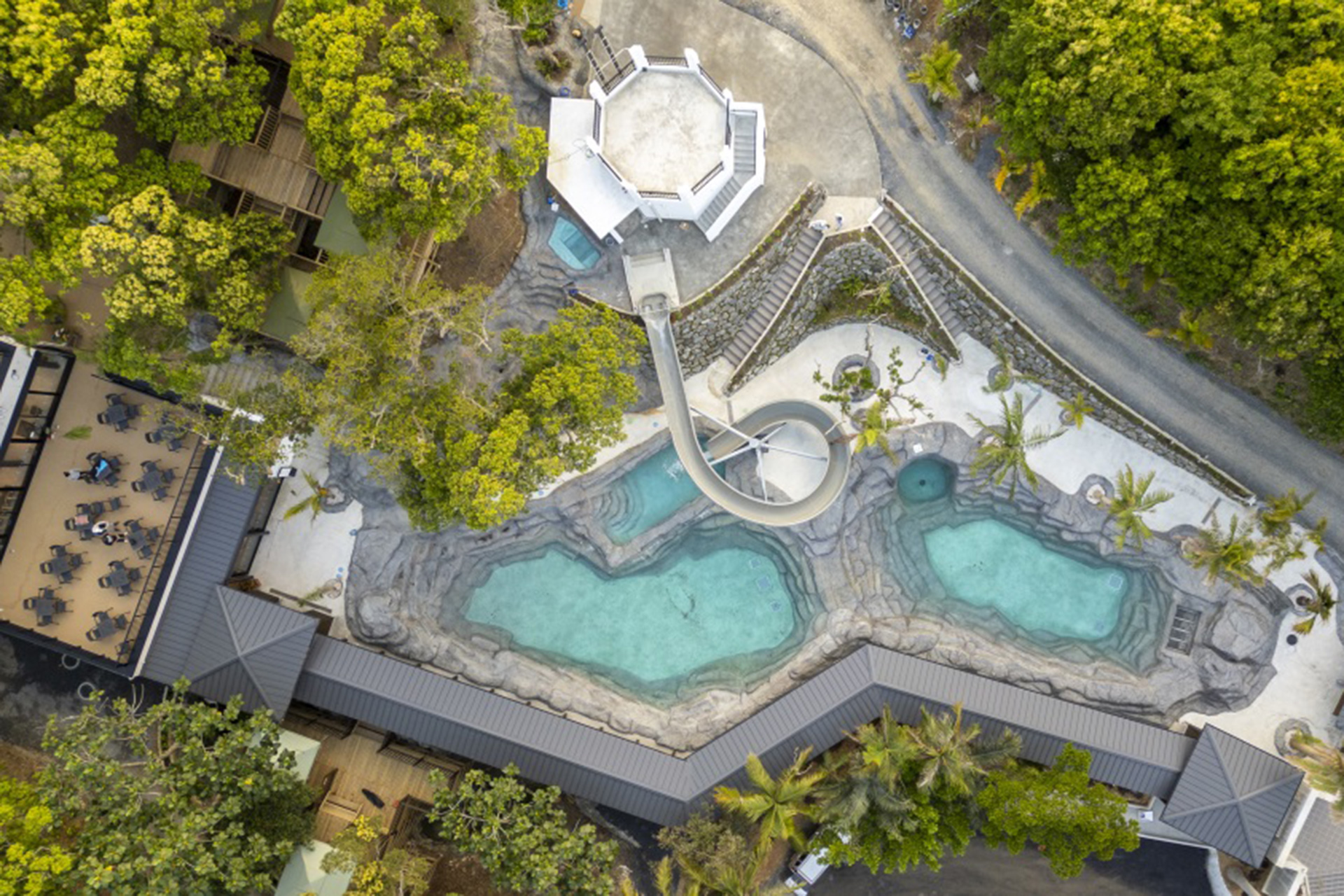 プール「カワセミ渓谷」