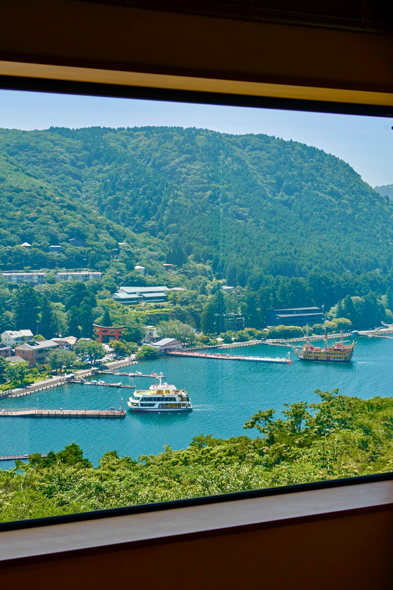 客室から望む芦ノ湖の風景