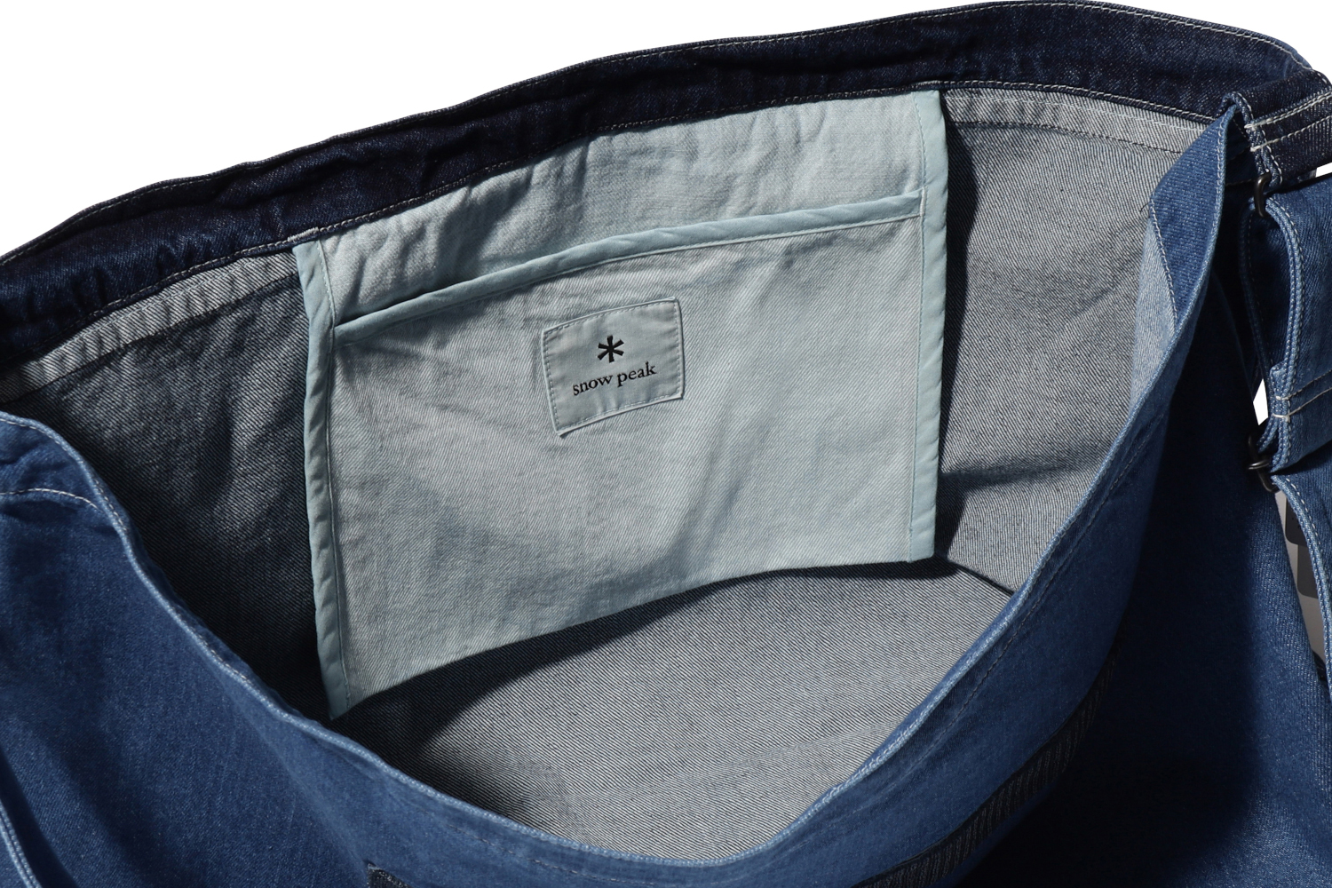 A3サイズも入る大きさのショルダーバッグ