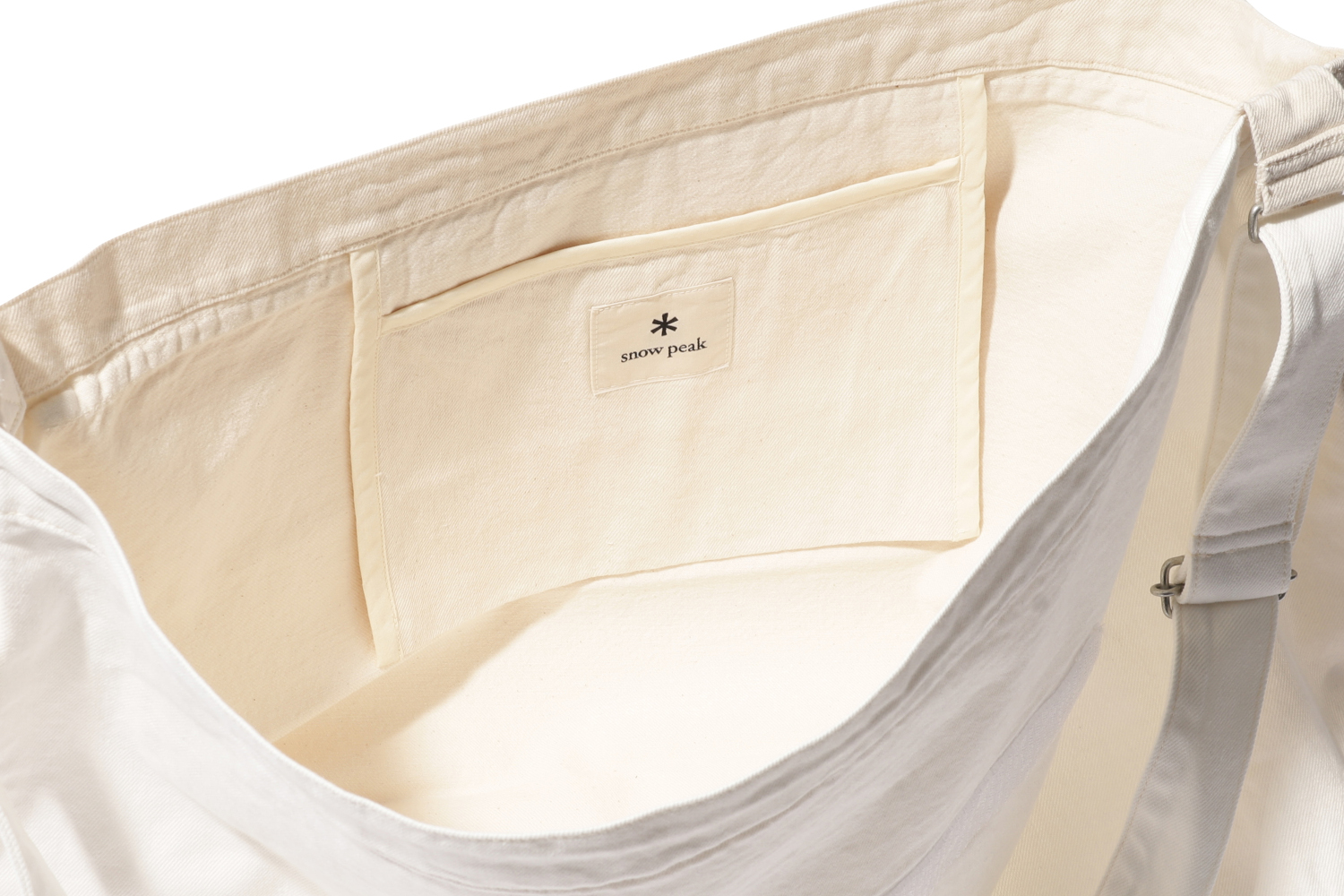 A3サイズも入る大きさのショルダーバッグ