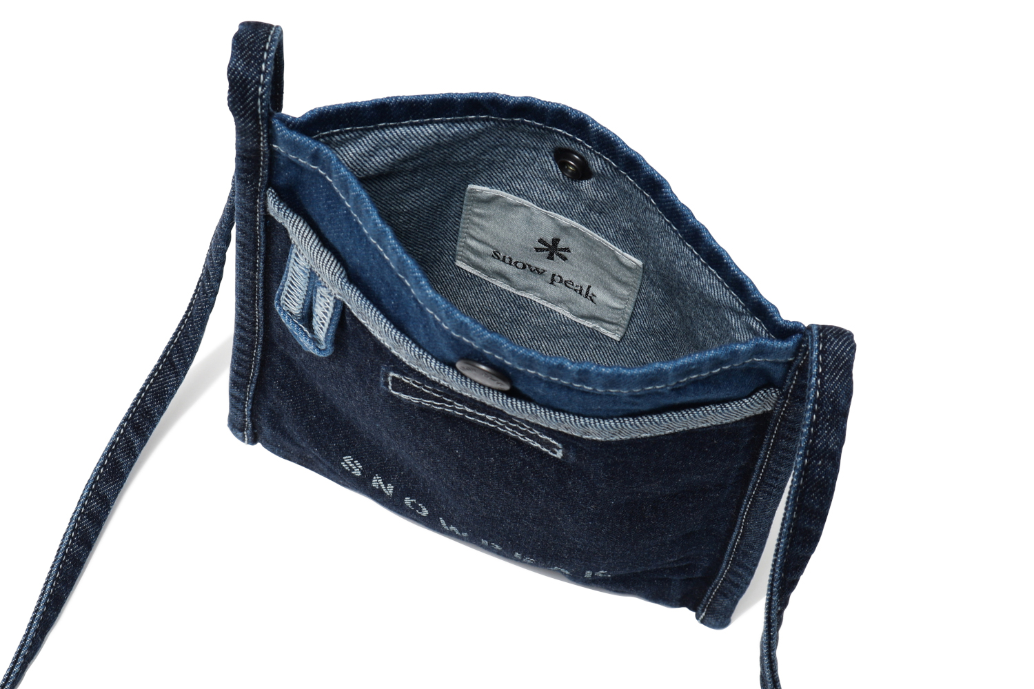 携帯や小物を入れるのに便利なサイズの縦長サコッシュ