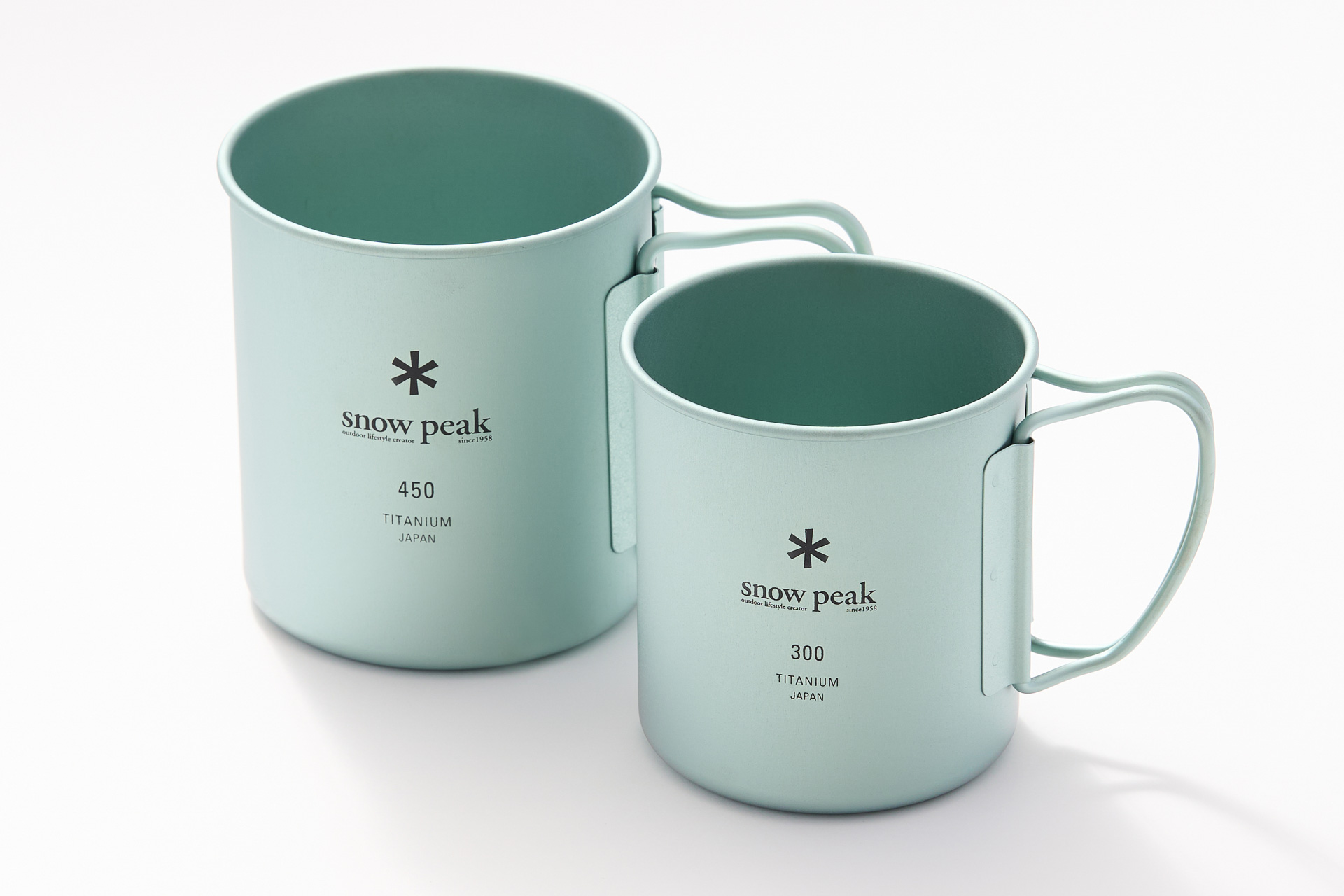 「チタンシングルマグ450 FUKUYAMA」（6820円）（左）と「チタンシングルマグ300 FUKUYAMA」（6600円）（右）