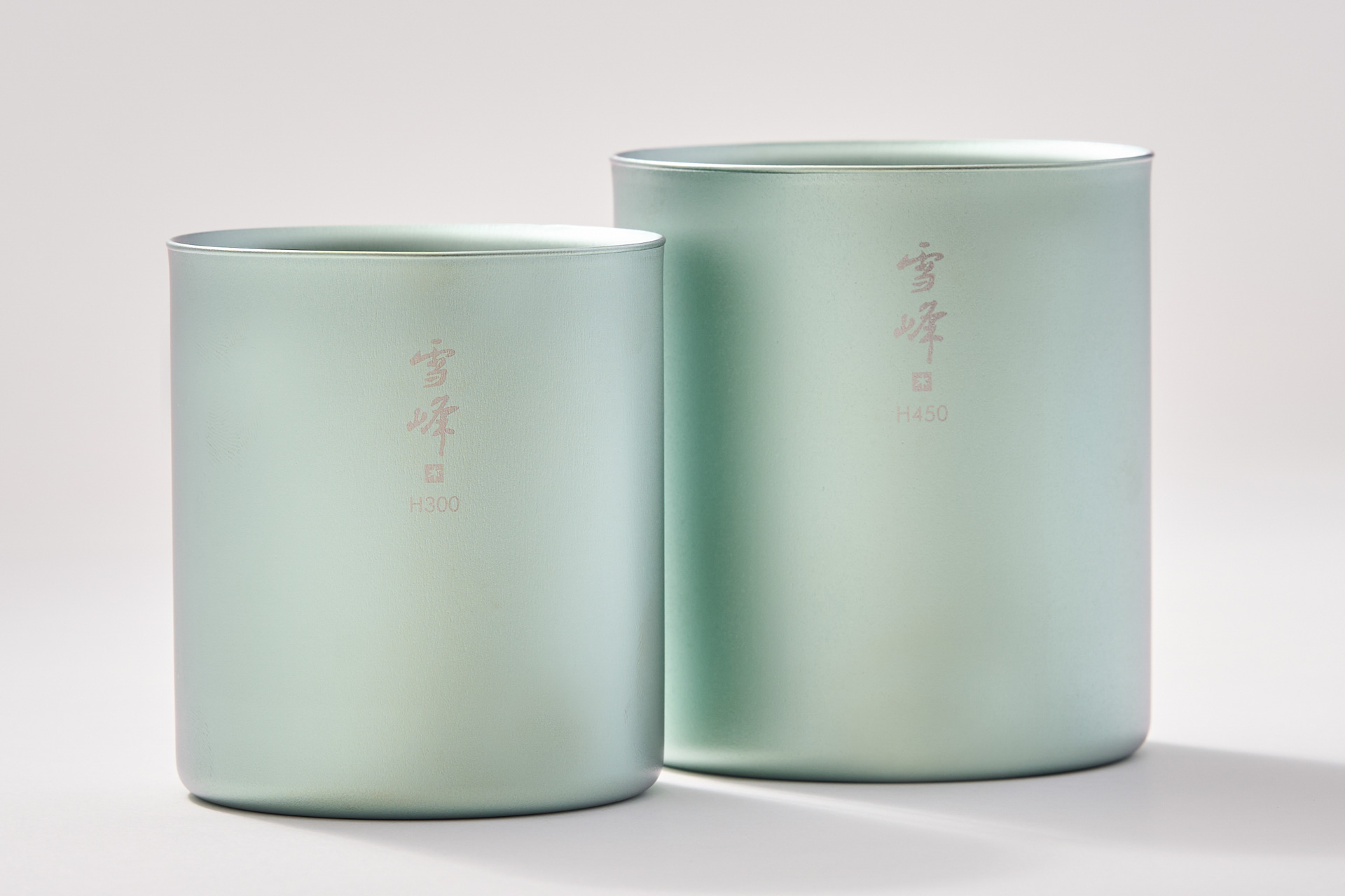 「スタッキングマグ雪峰H300 FUKUYAMA」（4840円）（左）と「スタッキングマグ雪峰H450 FUKUYAMA」（5500円）（右）