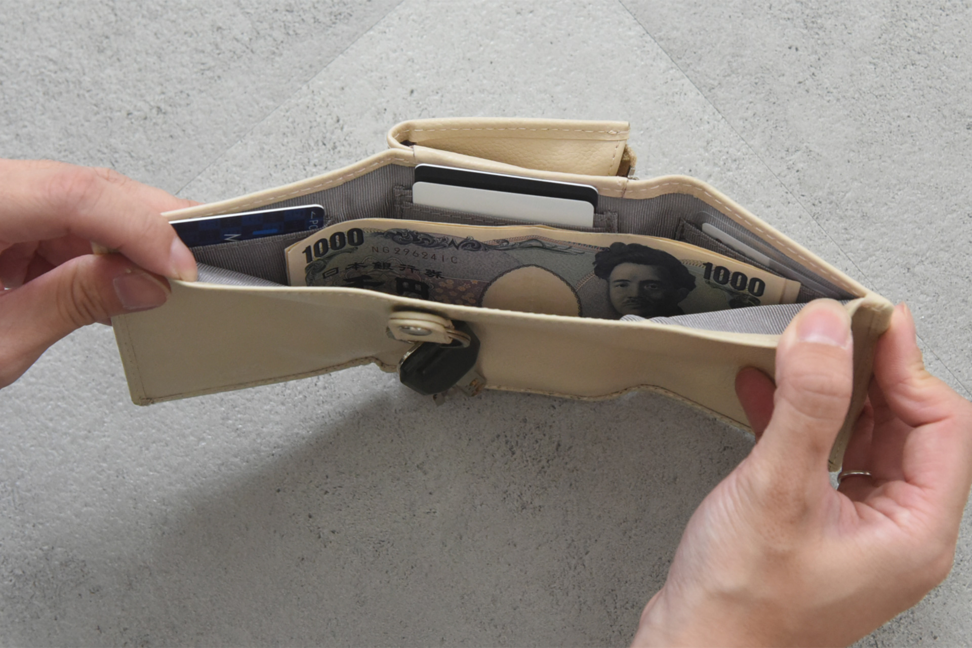 4つのカードポケット