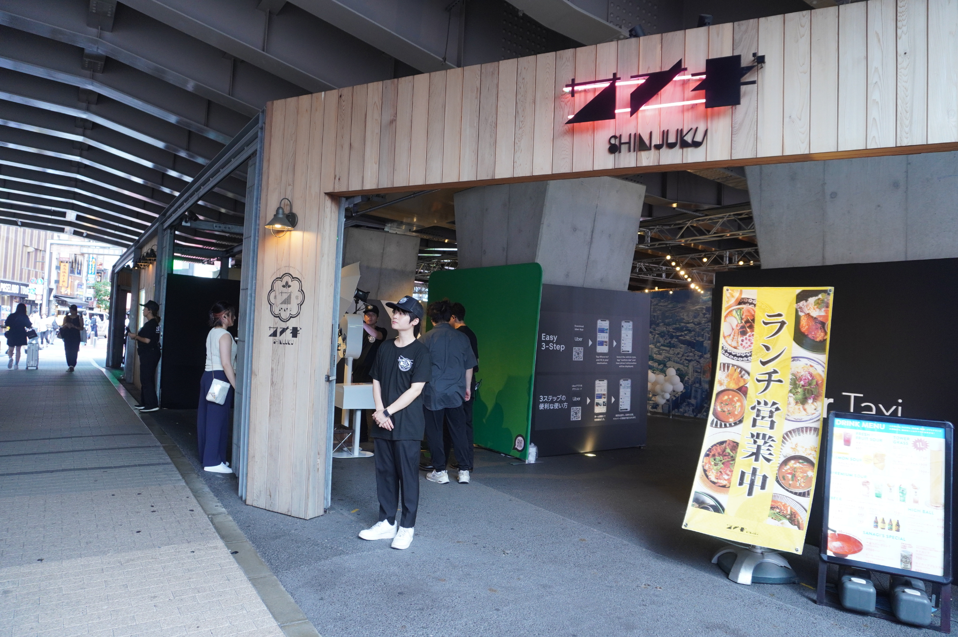 JR新宿駅の高架下にある商業スペース「サナギ新宿」が会場