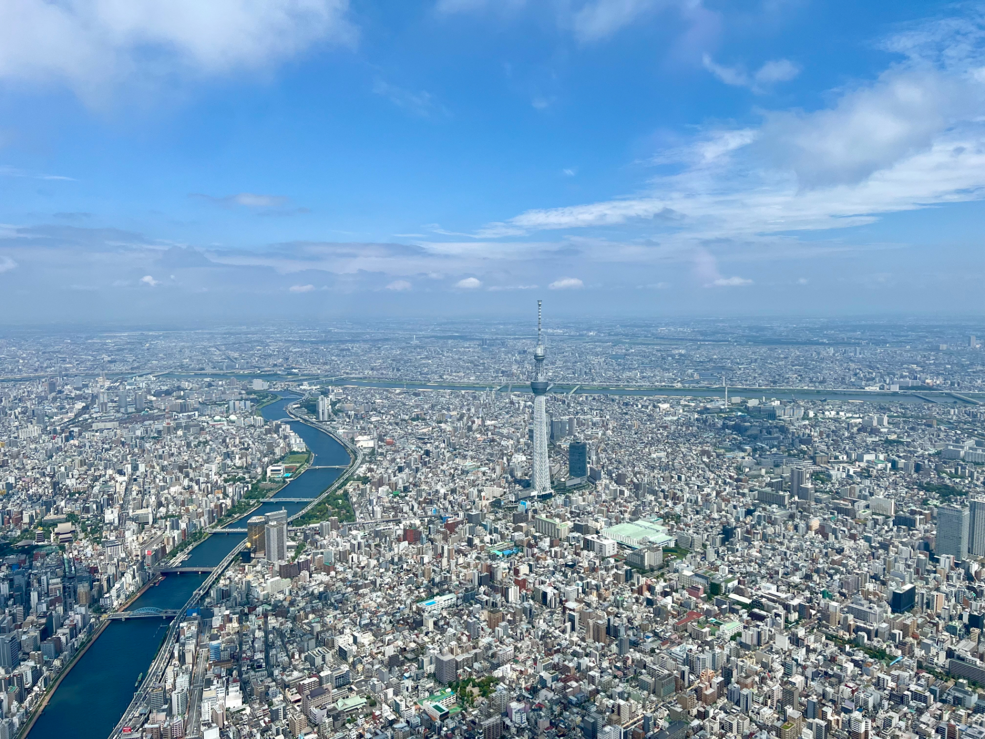 Uberヘリコプターのキャップを被った匠航空のパイロット。ヘリ機体自体は「高度5000mまで飛べるスペック」という