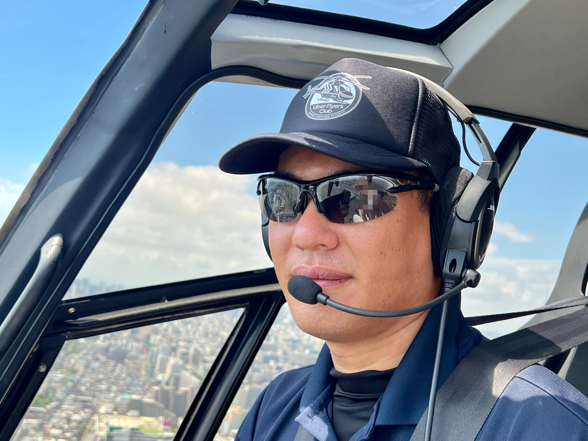 Uberヘリコプターのキャップを被った匠航空のパイロット。ヘリ機体自体は「高度5000mまで飛べるスペック」という