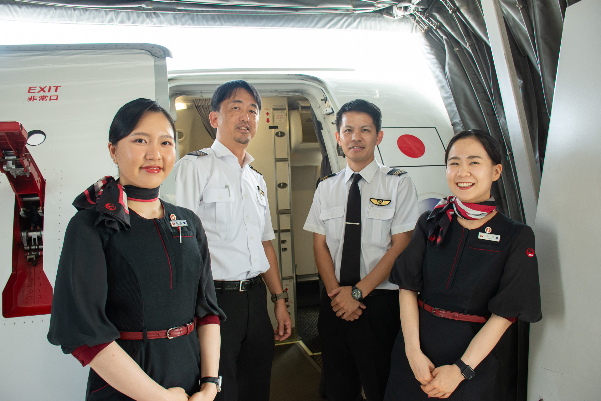 取材時のJL155/154便を担当したクルーの皆さん