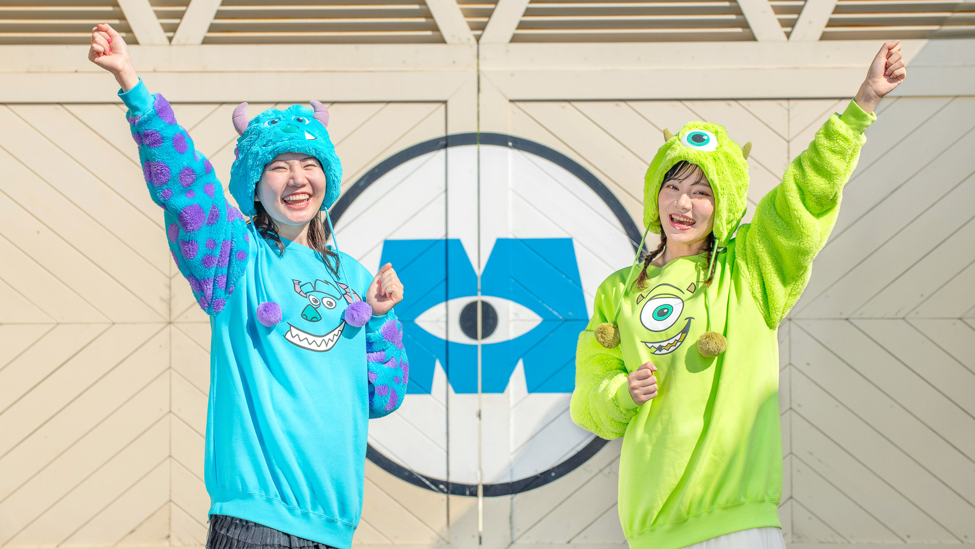 お気に入りのキャラはパーク内で買えるアパレルや小物でなりきるのもアリ！