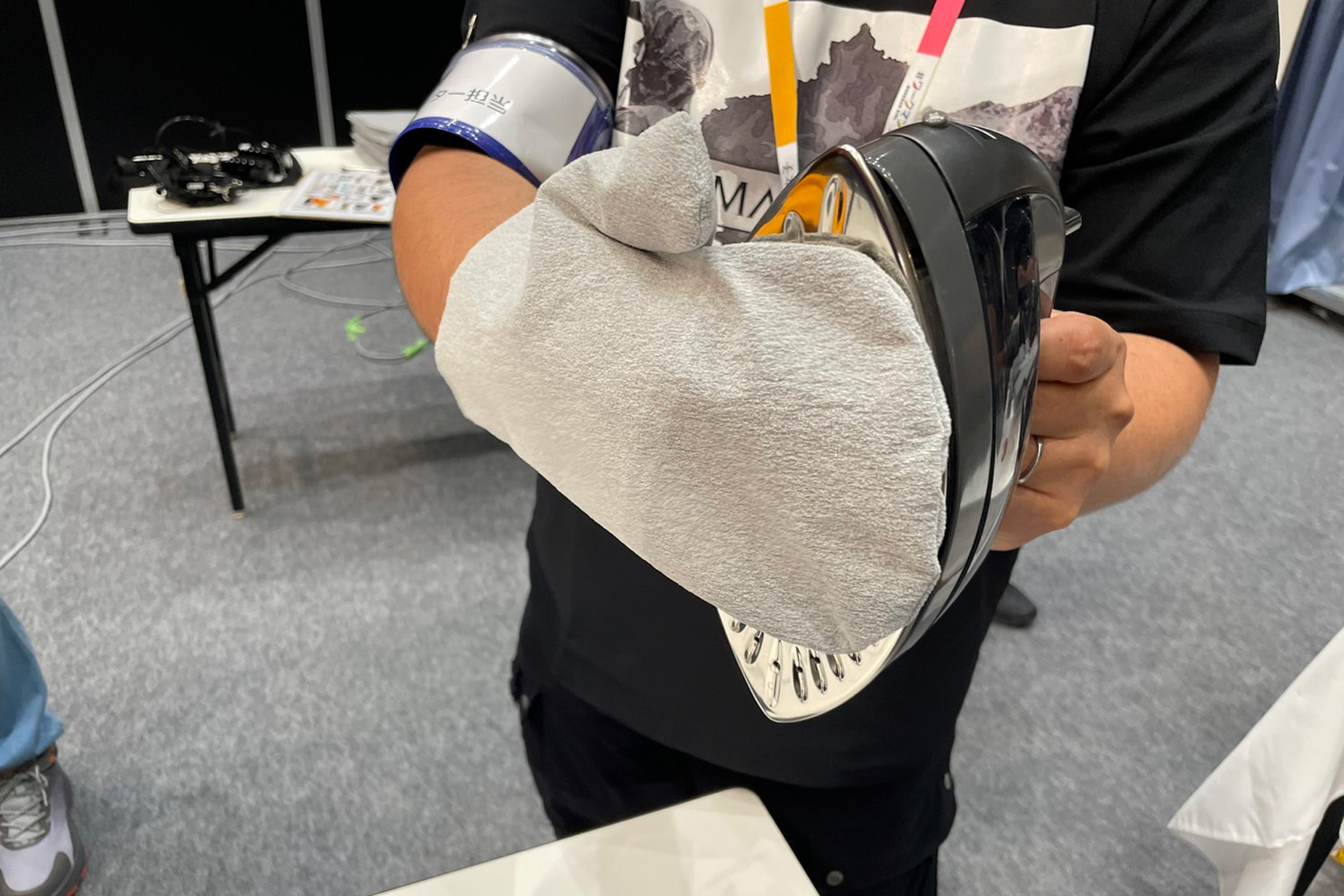 薄さ約1mmのシートなのにアイロンを触っても熱くない