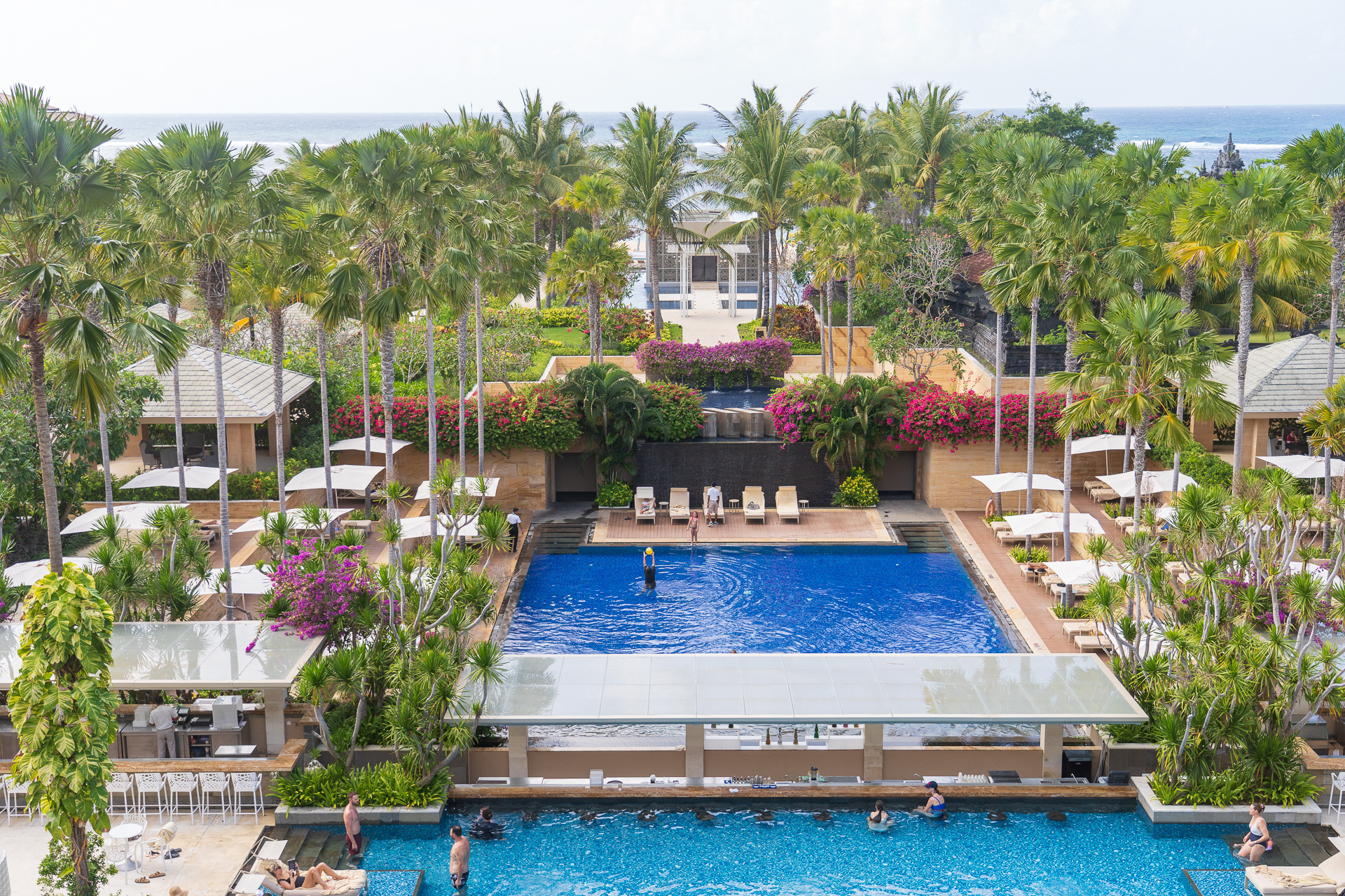 空港からはクルマで25～30分ほど