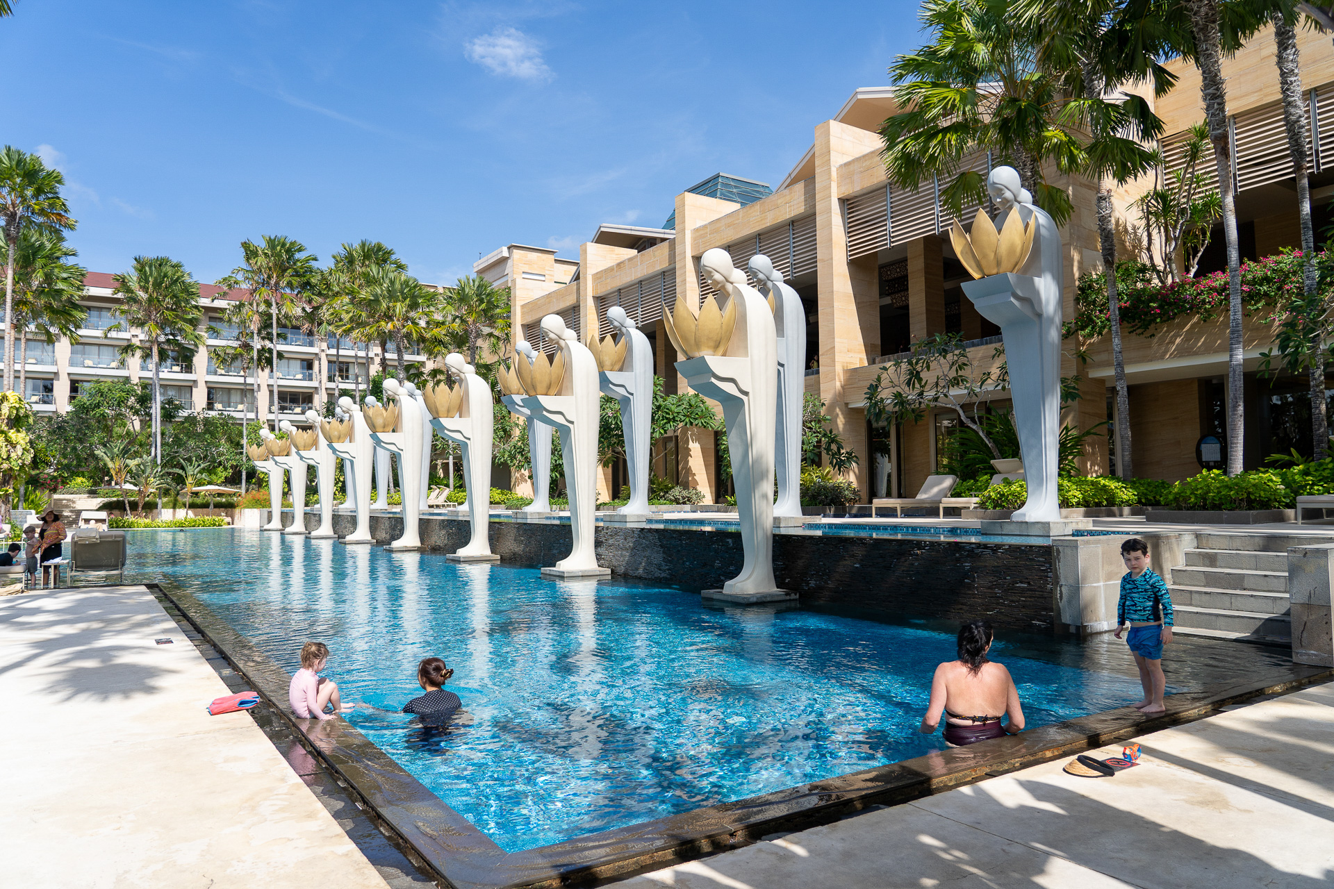 プールが4か所も。こちらはメインプールの「レディースコートヤード」