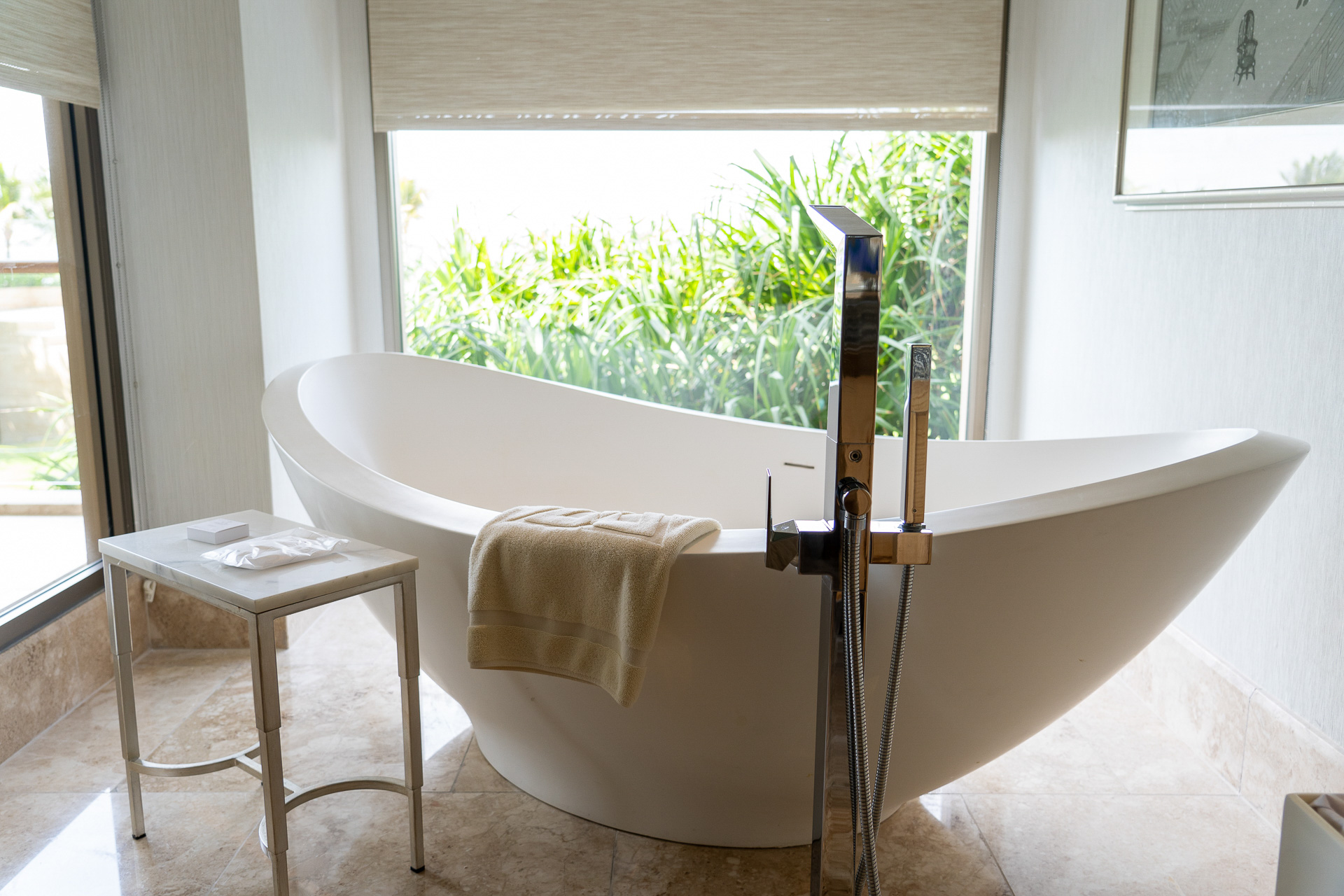 ソファベッドとあわせれば大人3名もしくは、大人2名＋子供2名（12歳未満）が利用可能