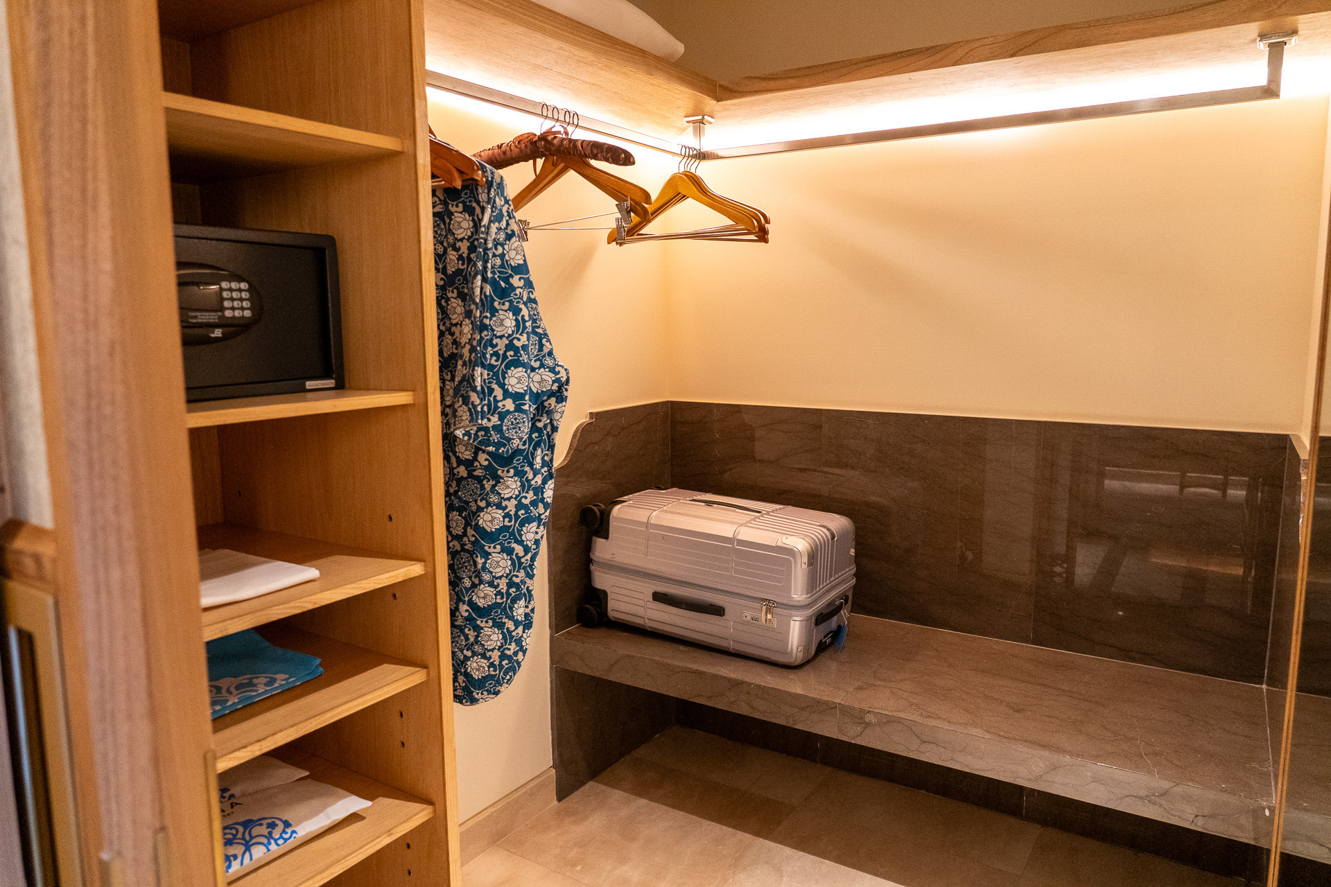 入ってすぐのところにウォークインクローゼットがあるのも便利