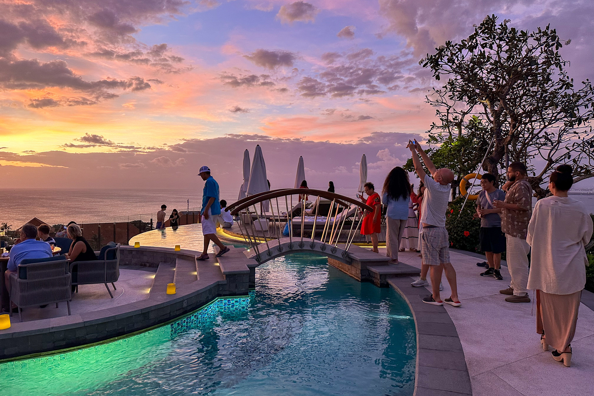 夕暮れ時は大勢のゲストが集まっていました