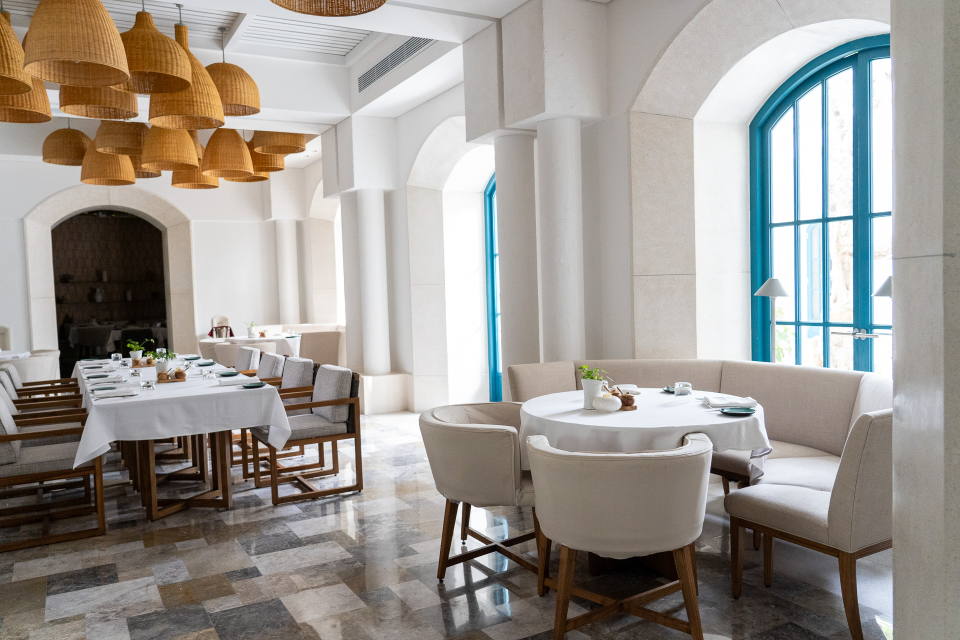 アヤナ セガラ内にある地中海料理「スクーザ」。イカ墨のリゾットが美味！