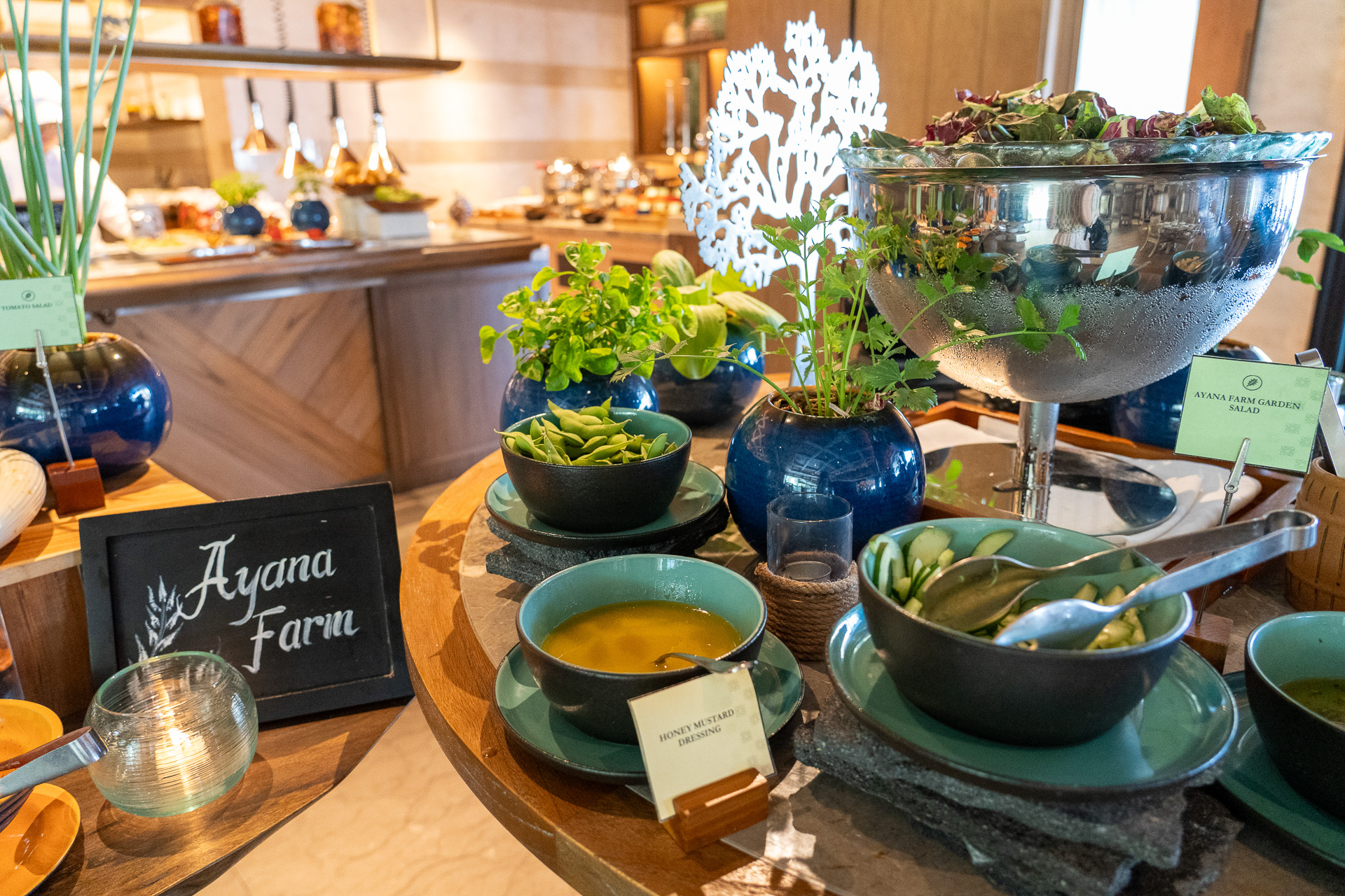 リゾートの敷地内にあるアヤナファームで収穫した新鮮野菜コーナーが充実していました