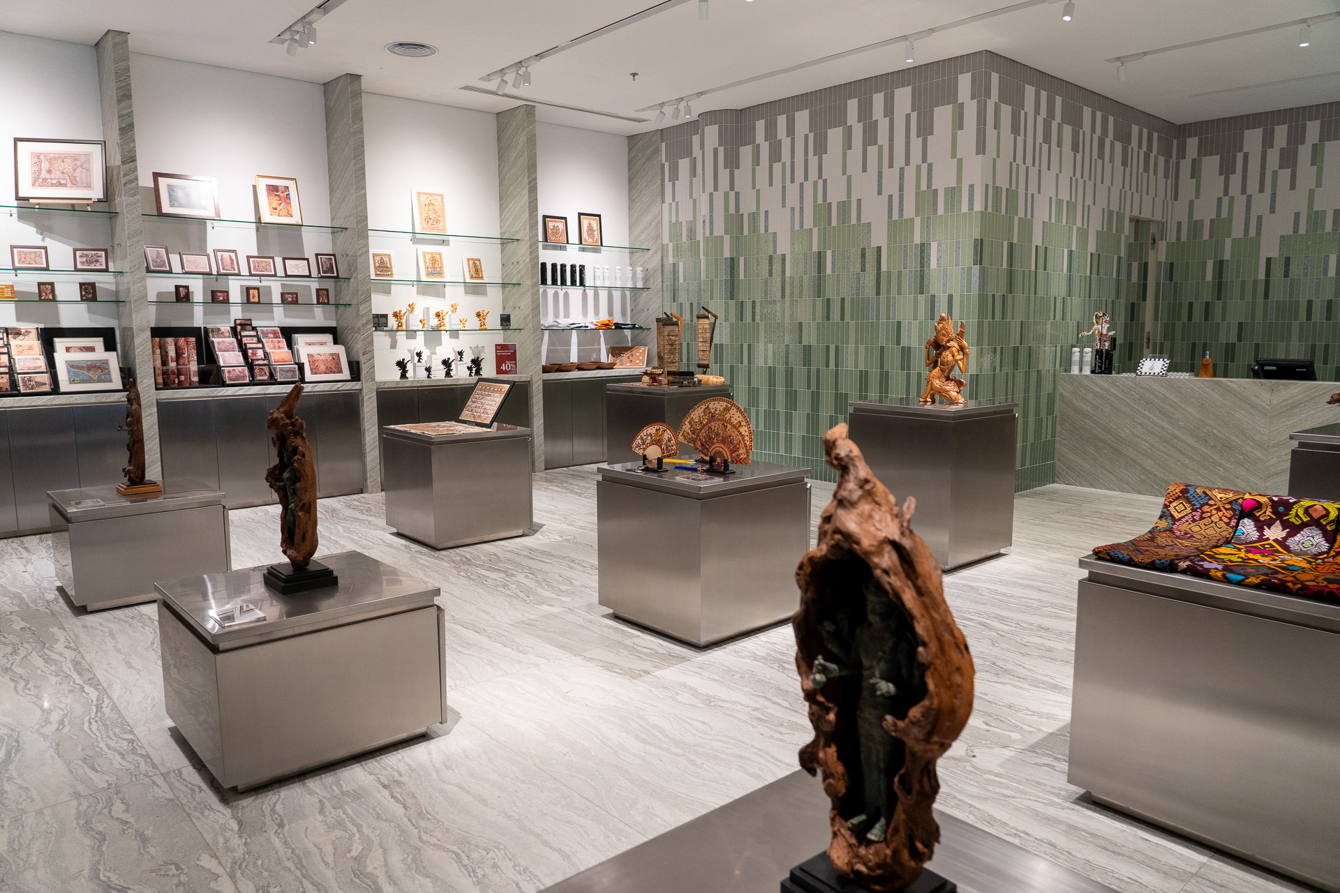 ギフトショップ。館内にはカフェもあります