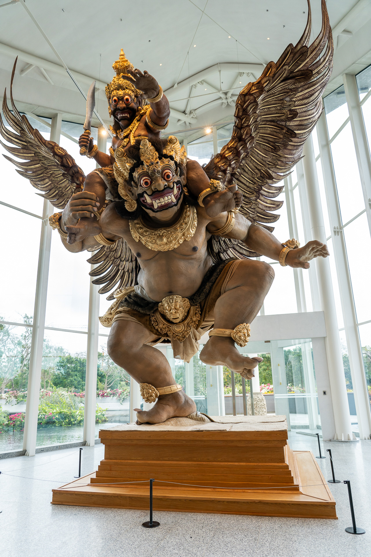 オゴオゴと呼ばれる張りぼて人形のコレクション展示が大迫力