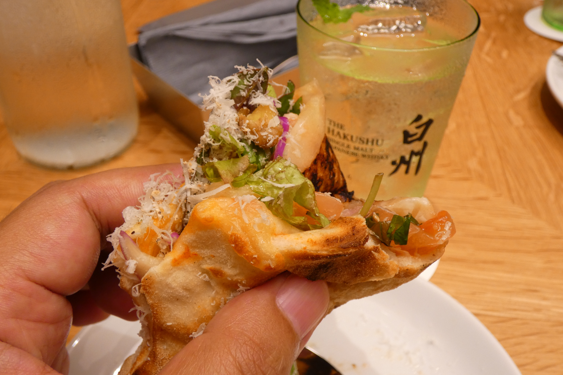 包むように食べるのがオススメ