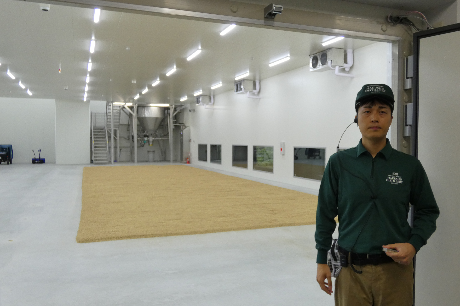 「白州蒸溜所ものづくりツアー プレステージ」ではフロアモルティングの様子を見学しながら、つくり手に直接質問できる