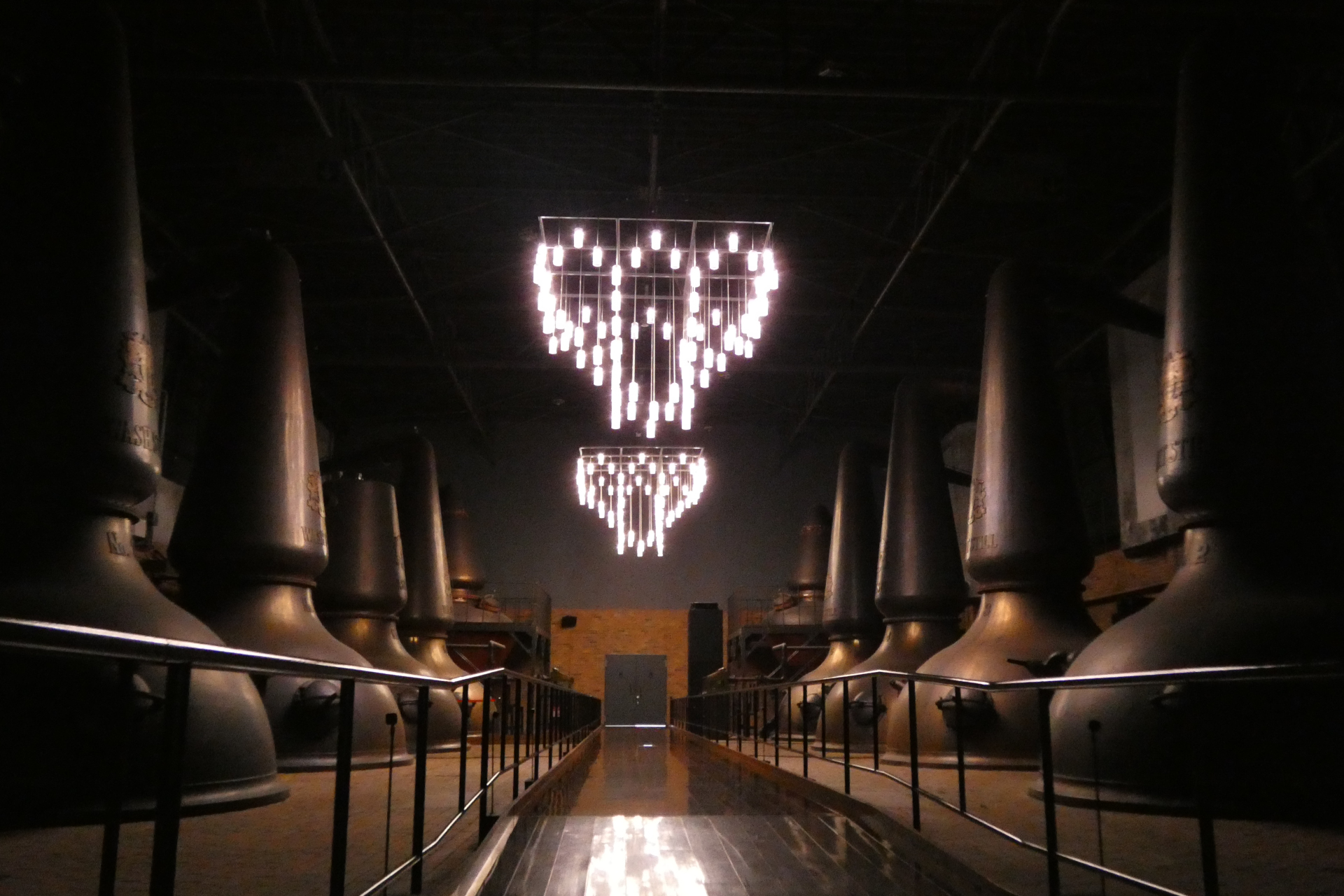 1996年まで使用されていたポットスチルが並ぶ「ものづくり棟」内