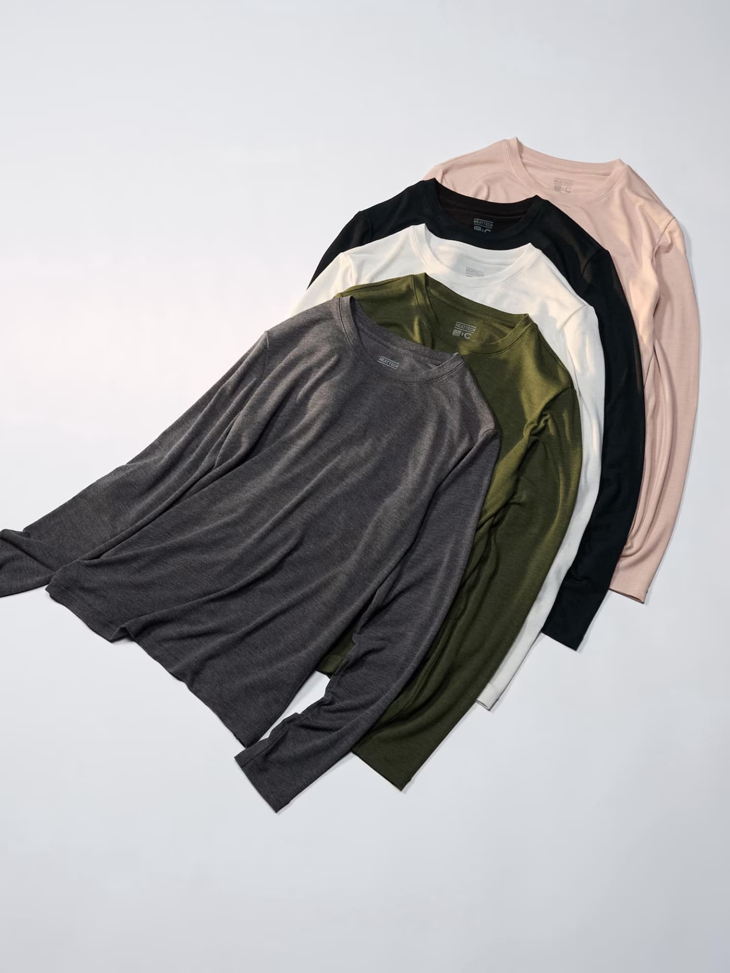 「極暖ヒートテックカシミヤブレンドクルーネックT」は全5色展開