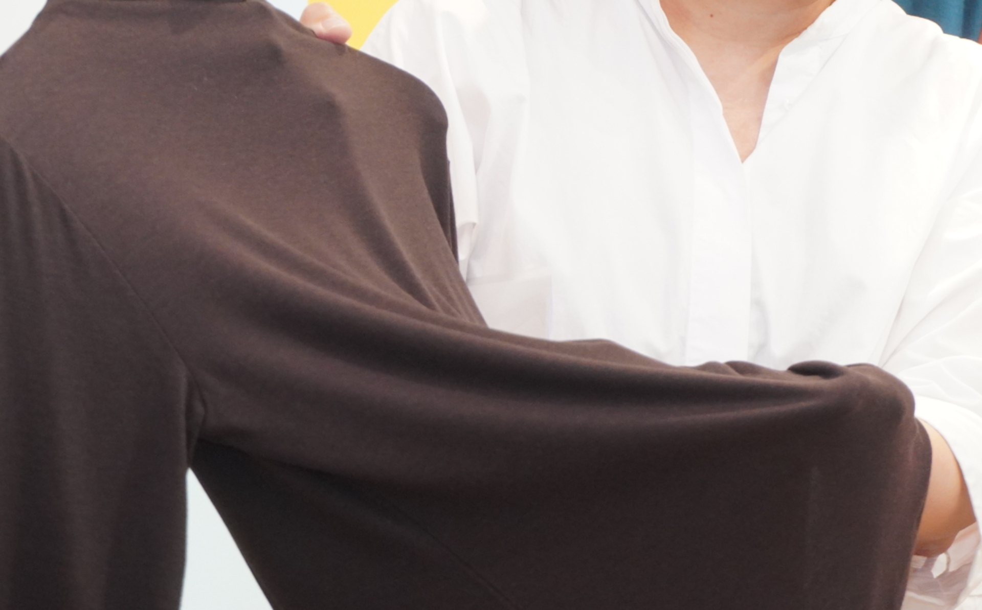 高級毛繊維のカシミヤを9％混合し、ふんわり柔らかい着心地と軽さを実現