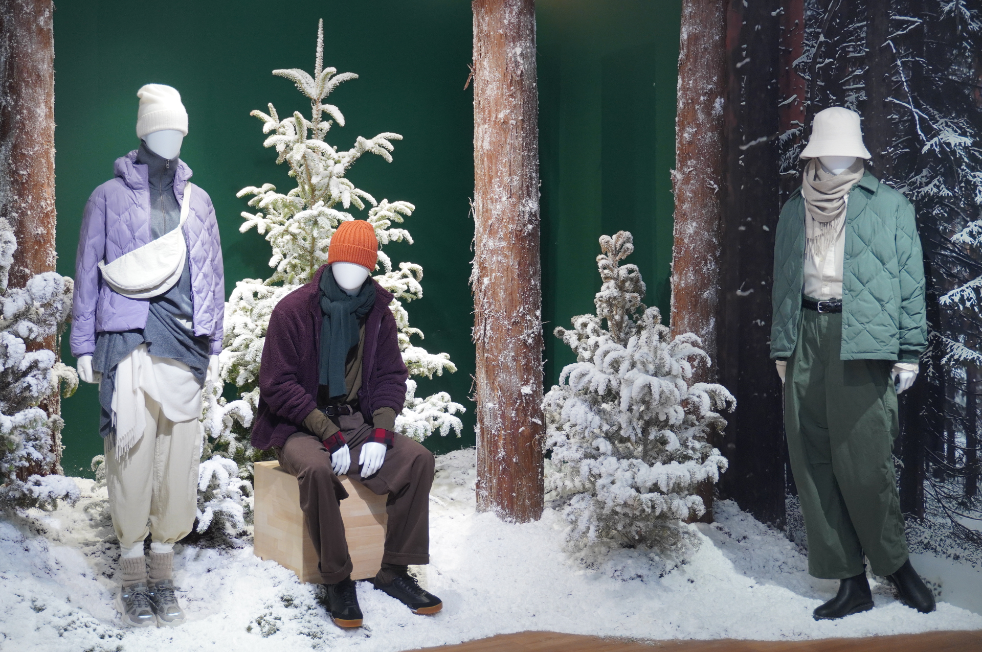 冬は、北欧の都市ストックホルムをテーマにコーディネイト。都会的な着こなしから、郊外の森へ足をのばすと広がる雪の世界。機能性アイテムをお洒落に着こなす