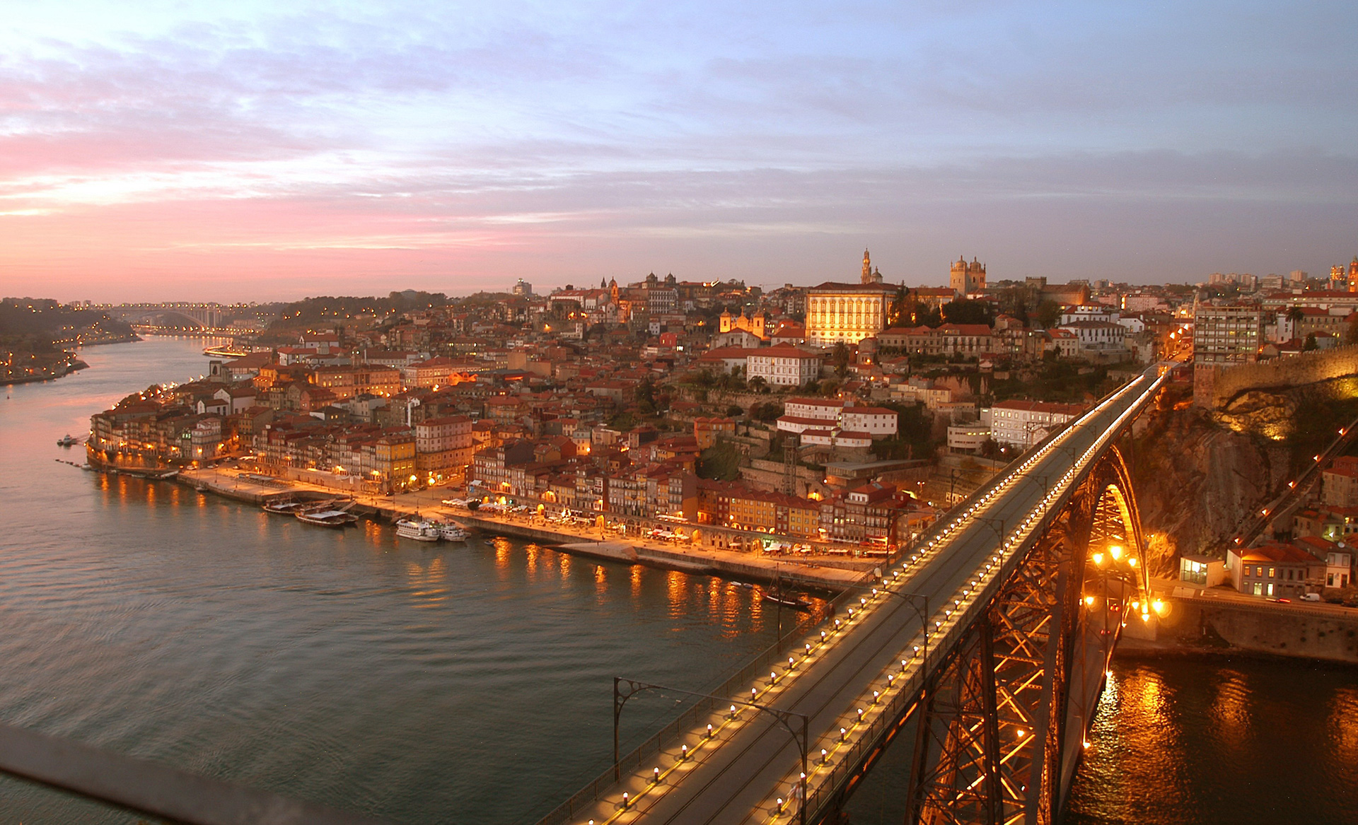 夕焼けのポルト旧市街（&copy;Município Porto）