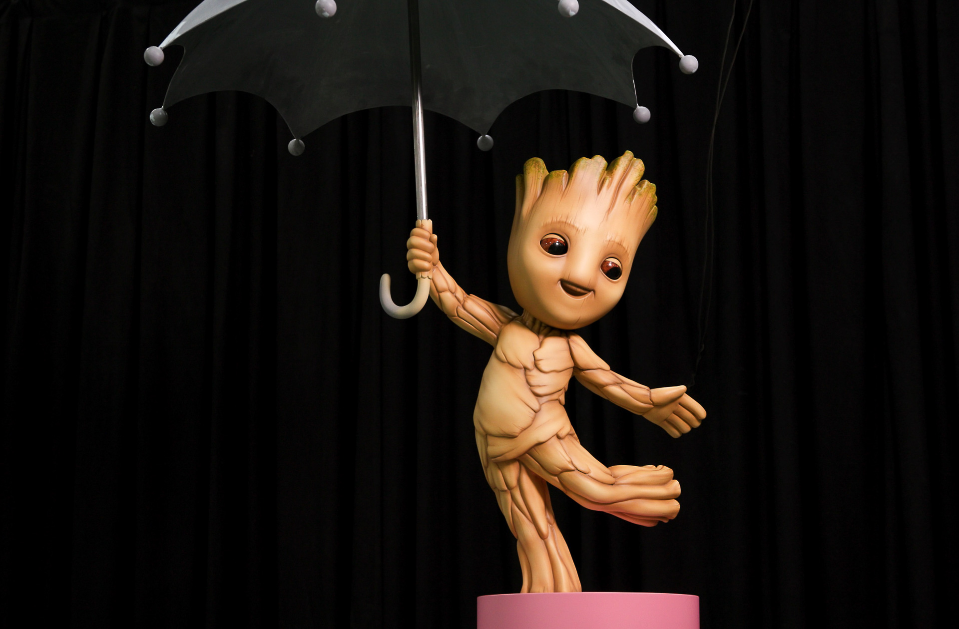 傘片手にポーズをとるグルート。あの名作のキャラを彷彿させる