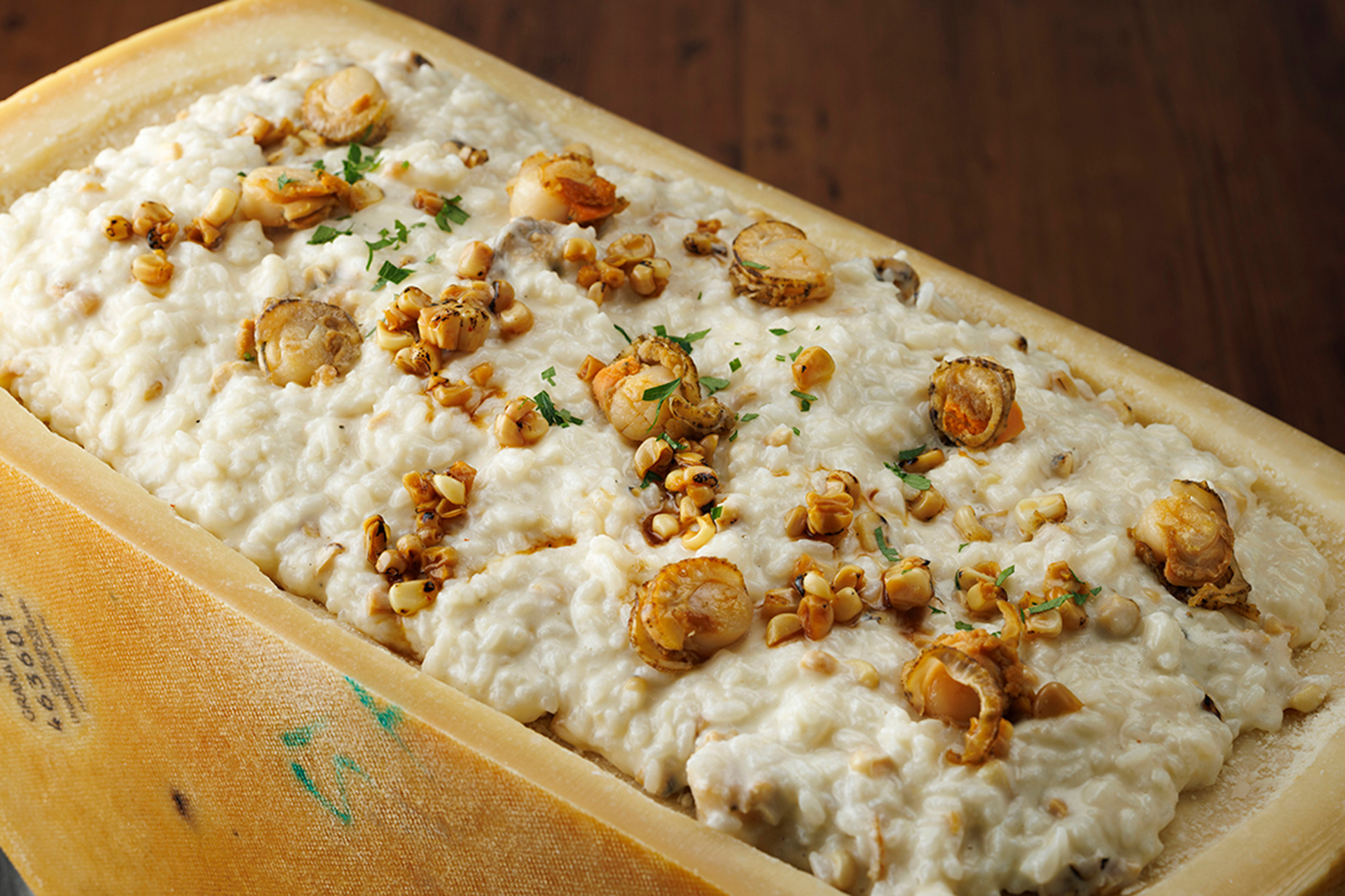 パルミジャーノ・レッジャーノで仕上げる 鮭節醤油香る北海道産帆立とホワイトコーンのリゾット