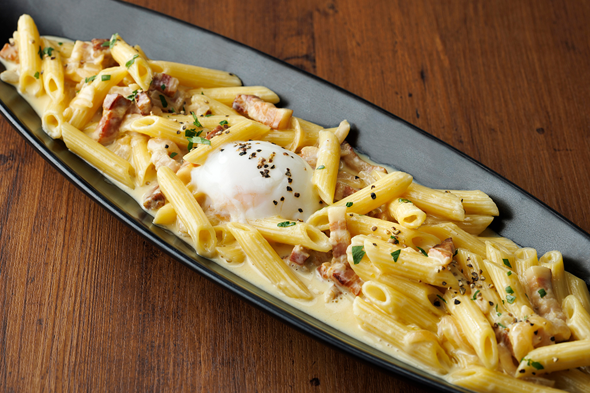 ショートパスタ 音更町竹内養鶏場 黄色い卵「玉艶」で仕上げたカルボナーラ風