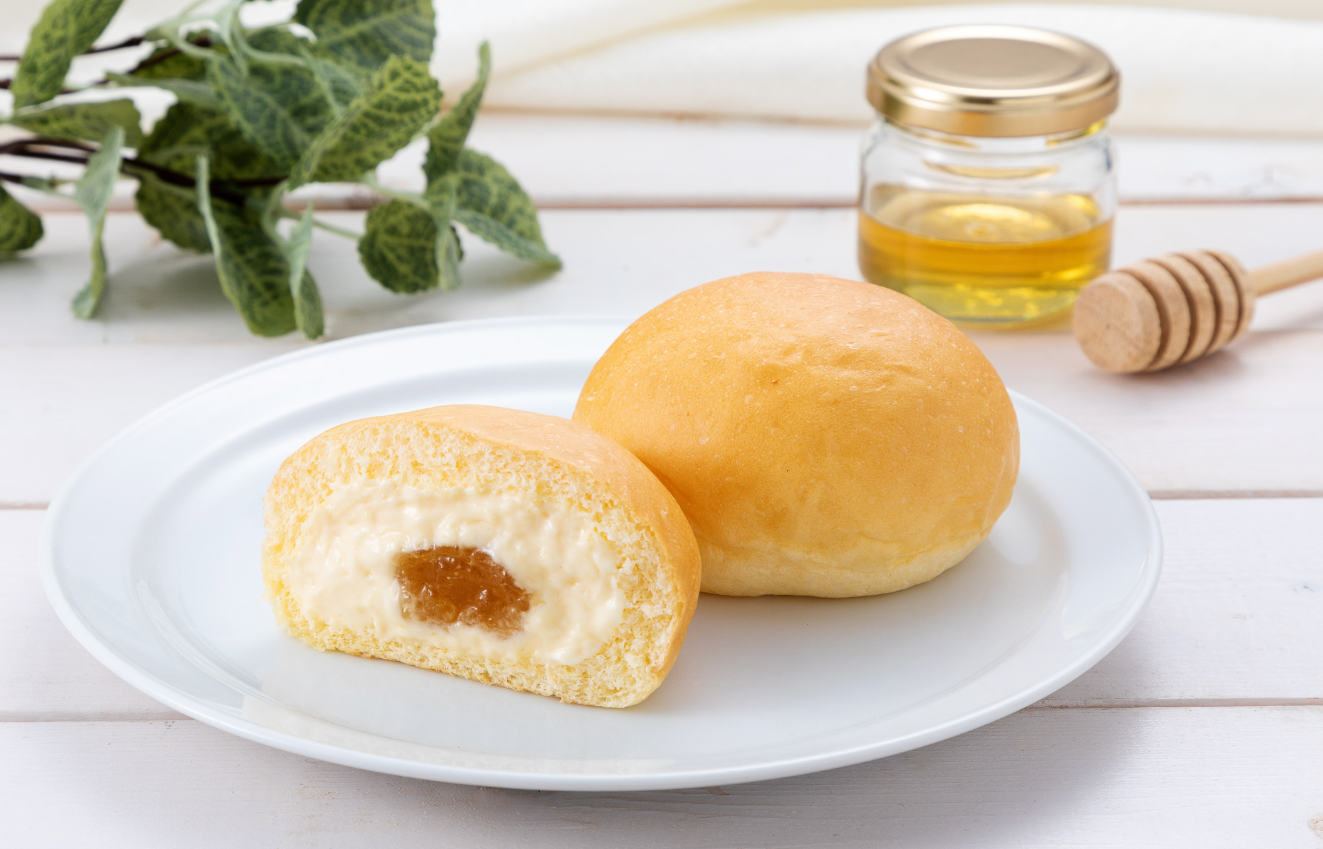ふんわり、しっとり生地のなかには、はちみつの甘さがやさしいクリーム入り