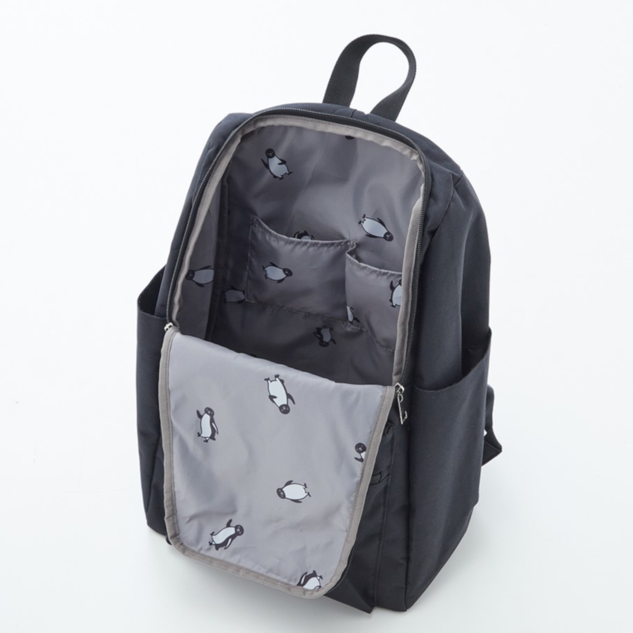 裏地は総柄プリント。フロントには、Suicaのペンギンと子ペンギンのシックなネーム入り