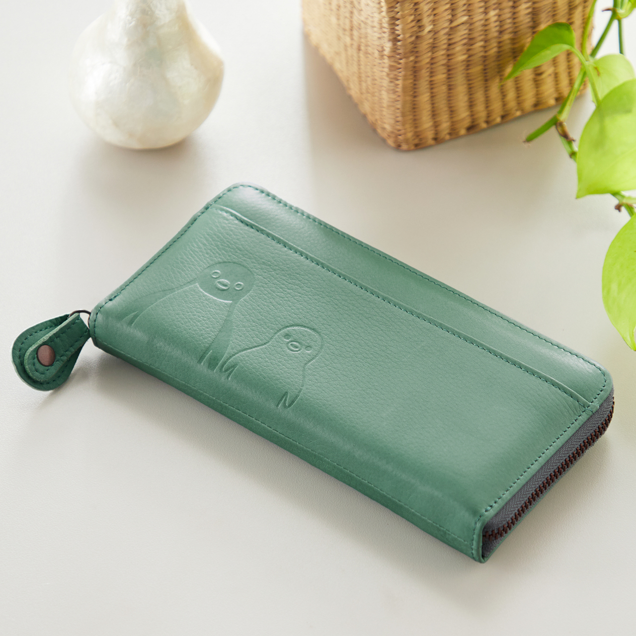 本革長財布はジャバラ式で大きく開き、お札やカードなどを細かく仕分けやすい。内生地はSuicaのペンギンの総柄プリント