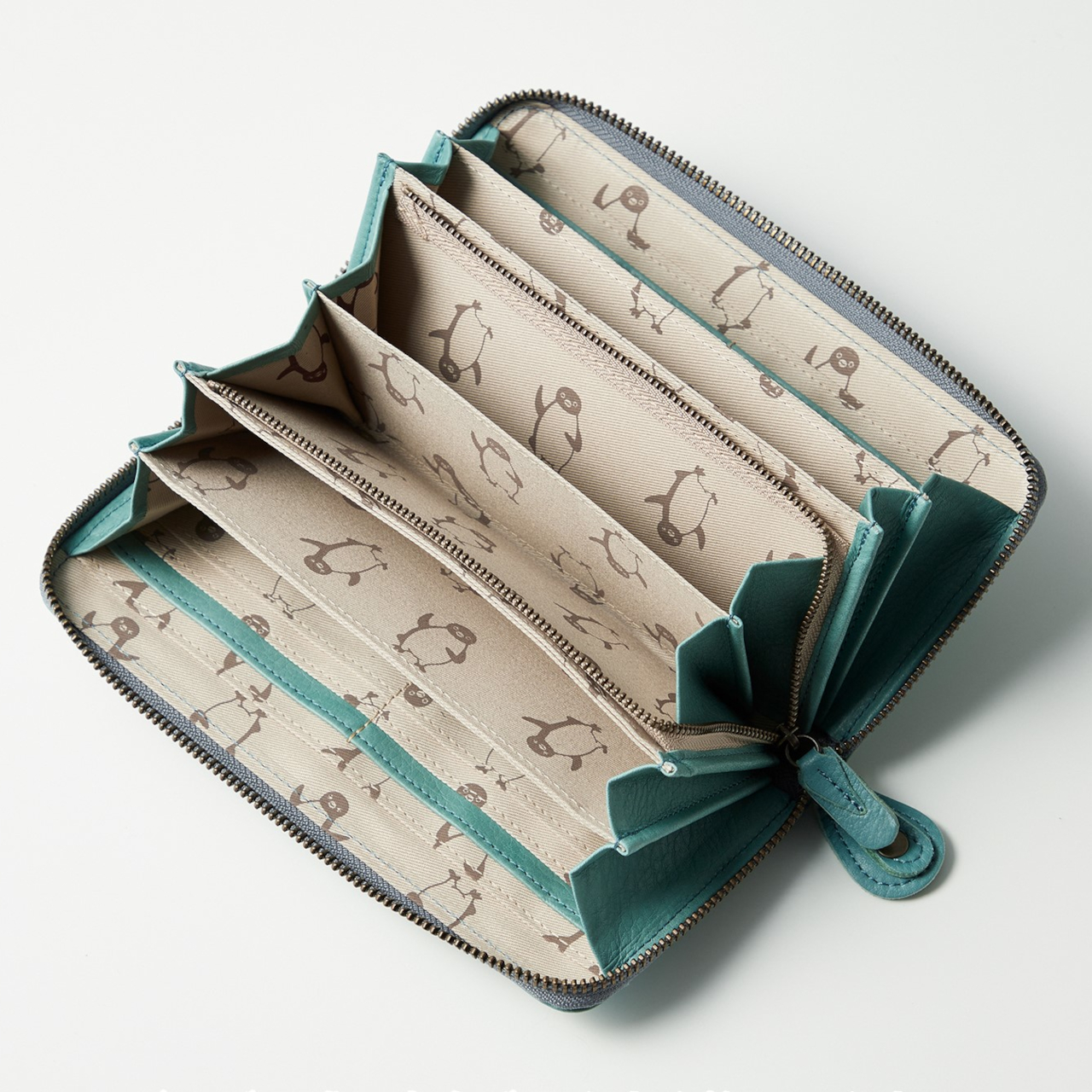 本革長財布はジャバラ式で大きく開き、お札やカードなどを細かく仕分けやすい。内生地はSuicaのペンギンの総柄プリント