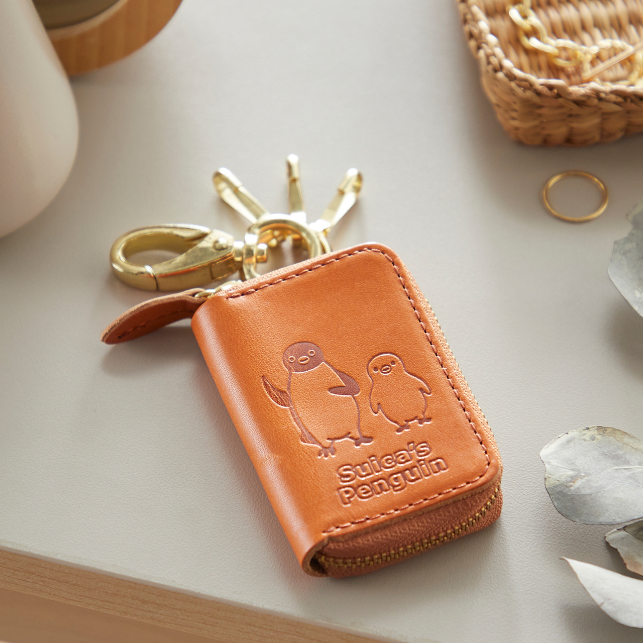栃木レザーを使った丁寧な作りキーケース。背面にはSuicaのペンギンの足跡を型押し