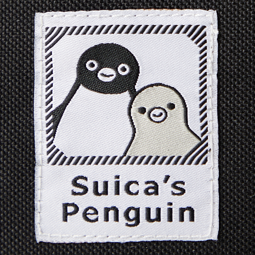 裏地は総柄プリント。フロントには、Suicaのペンギンと子ペンギンのシックなネーム入り