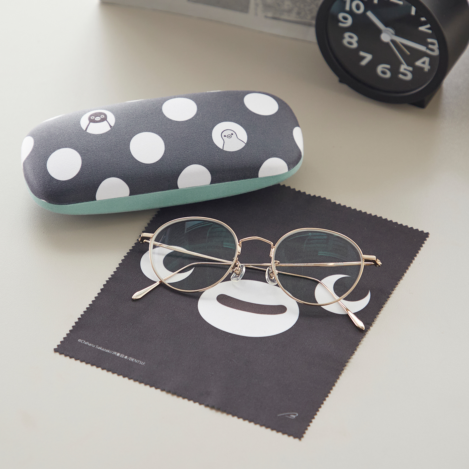 新柄「メガネケース＆クロス」。ケース裏面にもデザイン入り