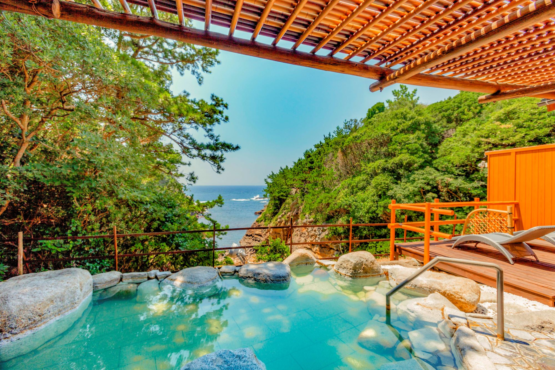 大浴場・露天風呂は、毎分236Lの湯量を誇る自家源泉「千寿の湯」から汲んだ温泉。新設の「湯上りラウンジ」にはドリンクやアイスキャンディーを用意する