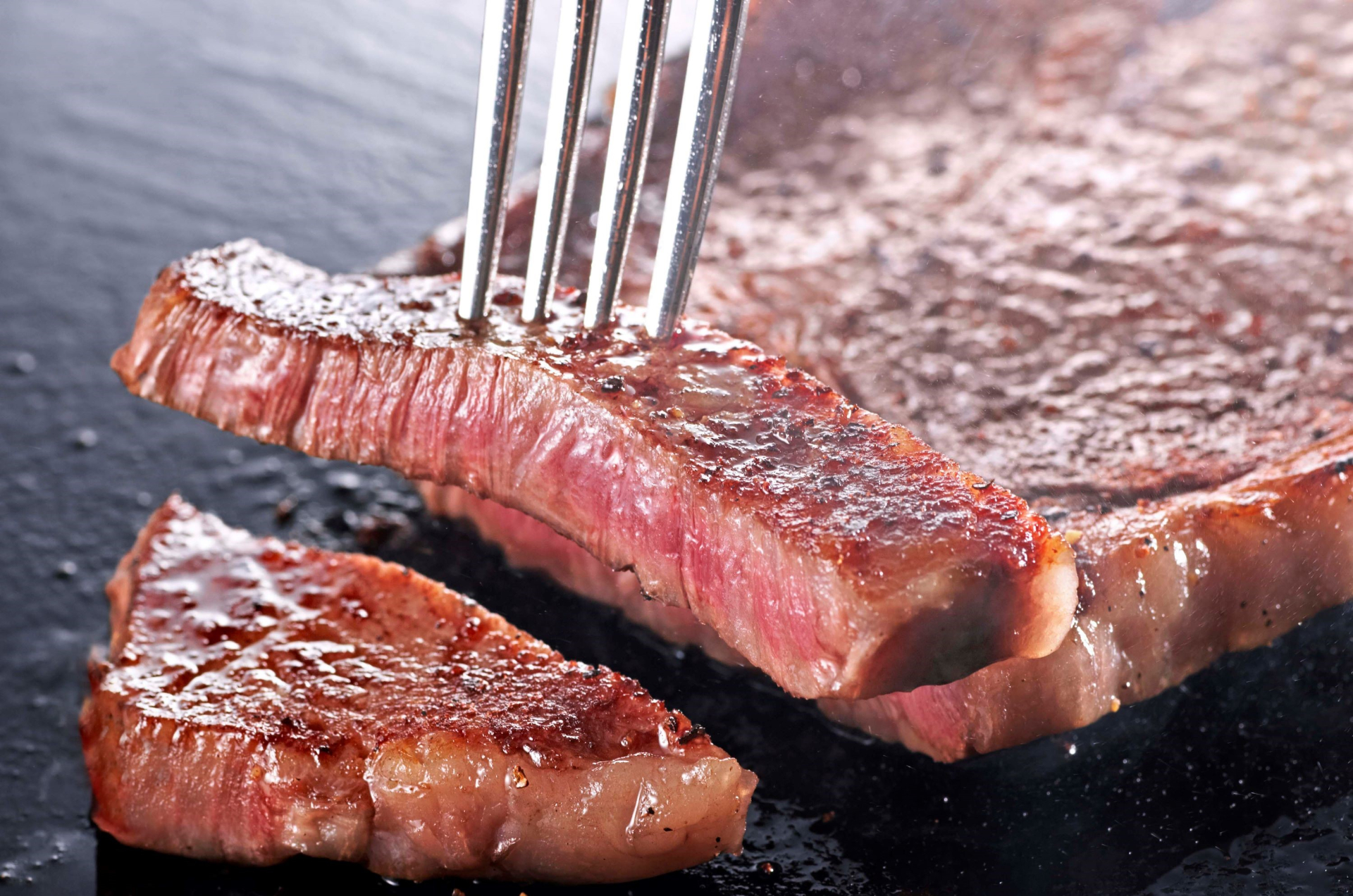 メニューが豪華になった夕食・朝食バイキング。焼きたてステーキやご当地グルメ、季節限定グルメも登場