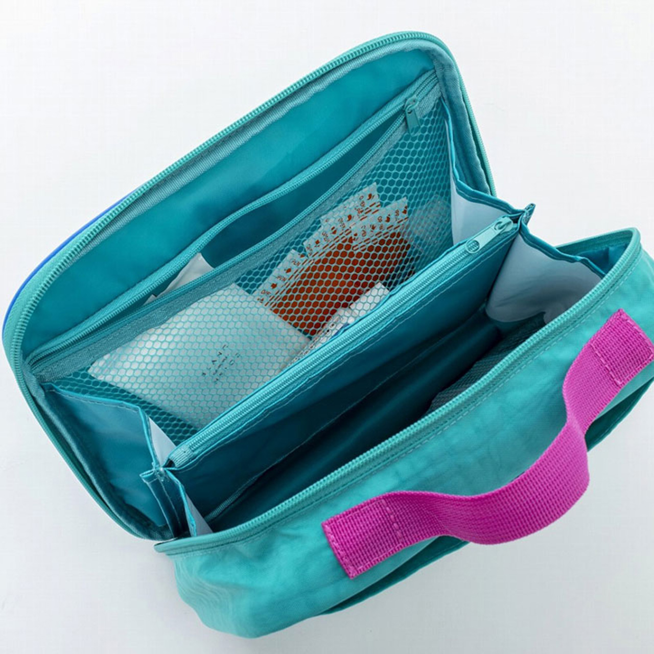 ファスナー付きメッシュポケットと仕切りのファスナーポケット